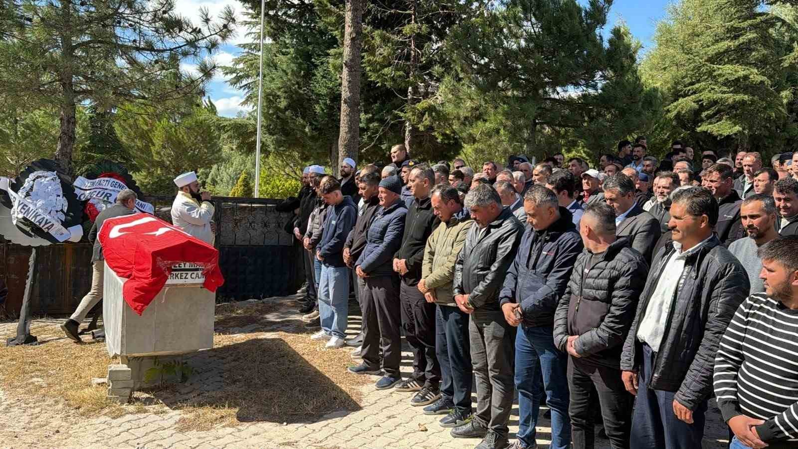 MANİSA'NIN SOMA İLÇESİNDEKİ ÖZEL BİR MADEN OCAĞINDA MEYDANA GELEN GÖÇÜKTEHAYATINI KAYBEDEN 5 İŞÇİDEN BİRİ OLAN GEDİZLİ MADENCİ, MEMLEKETİ KÜTAHYA'NIN GEDİZ İLÇESİNE BAĞLI GÖKLER BELDESİNDE GÖZYAŞLARIYLA TOPRAĞA VERİLDİ.