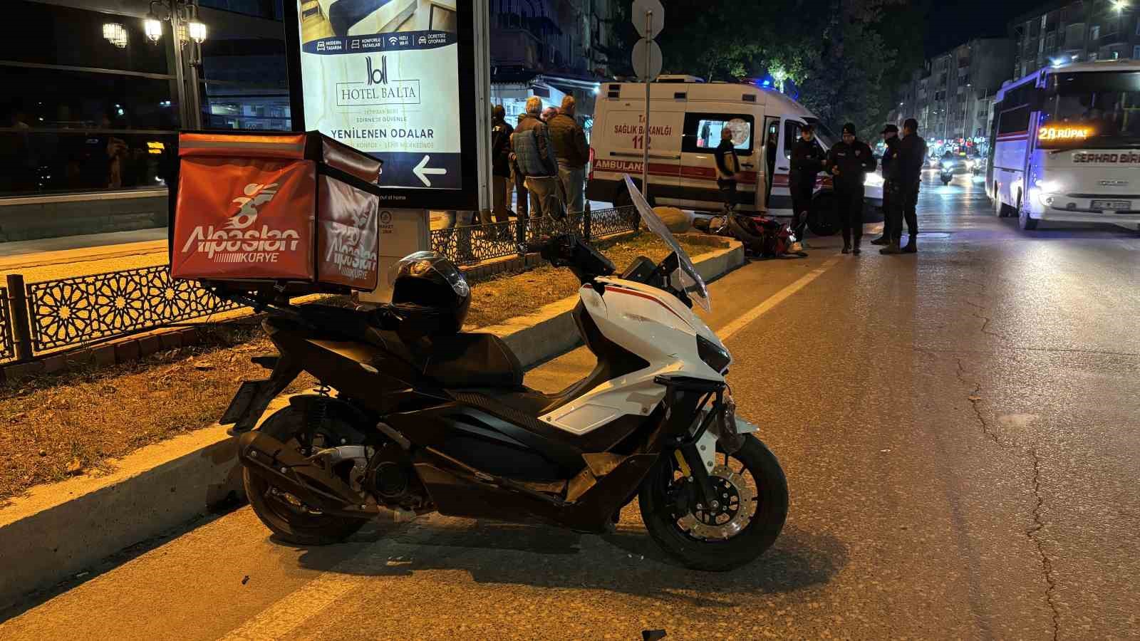 EDİRNE’DE YAYA GEÇİDİNDE İKİ MOTOSİKLETİN ÇARPIŞMASI SONUCU MEYDANA GELEN KAZADA 1 KİŞİ YARALANDI.