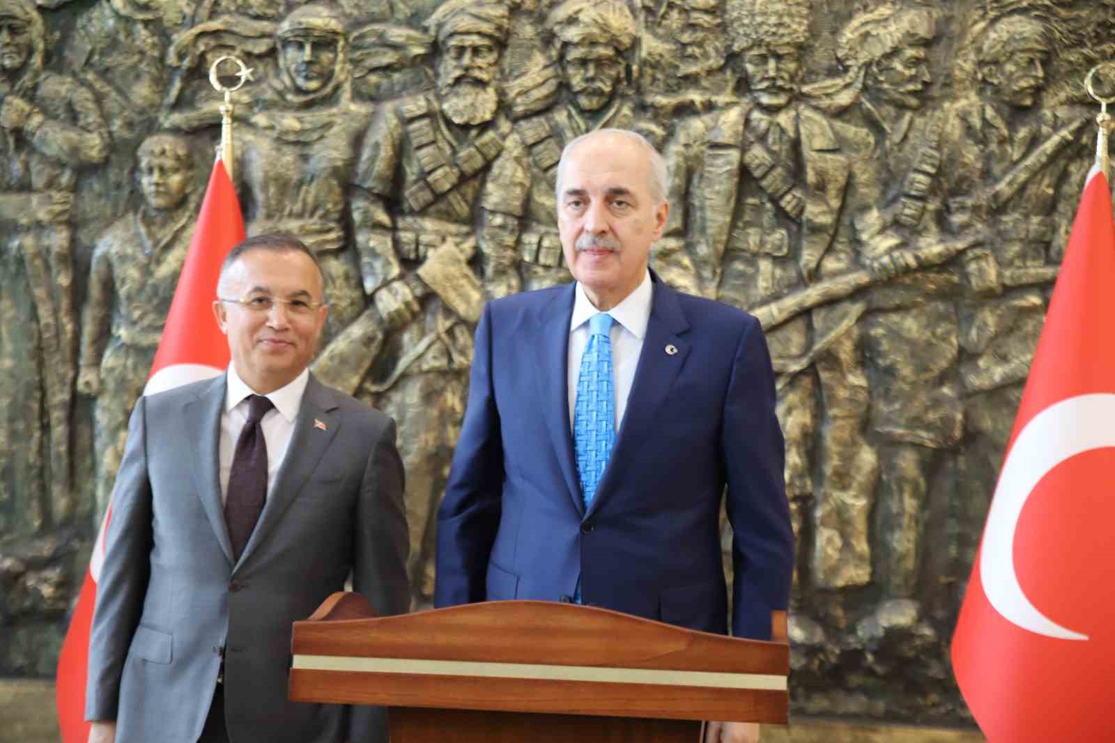 VALİLİK ŞEREF DEFTERİNE İMZA ATAN KURTULMUŞ, BERABERİNDEKİ BELEDİYE BAŞKANLARI VE MİLLETVEKİLLERİYLE VALİLİK MAKAMINDA VALİ ÇEBER İLE GÖRÜŞTÜ.