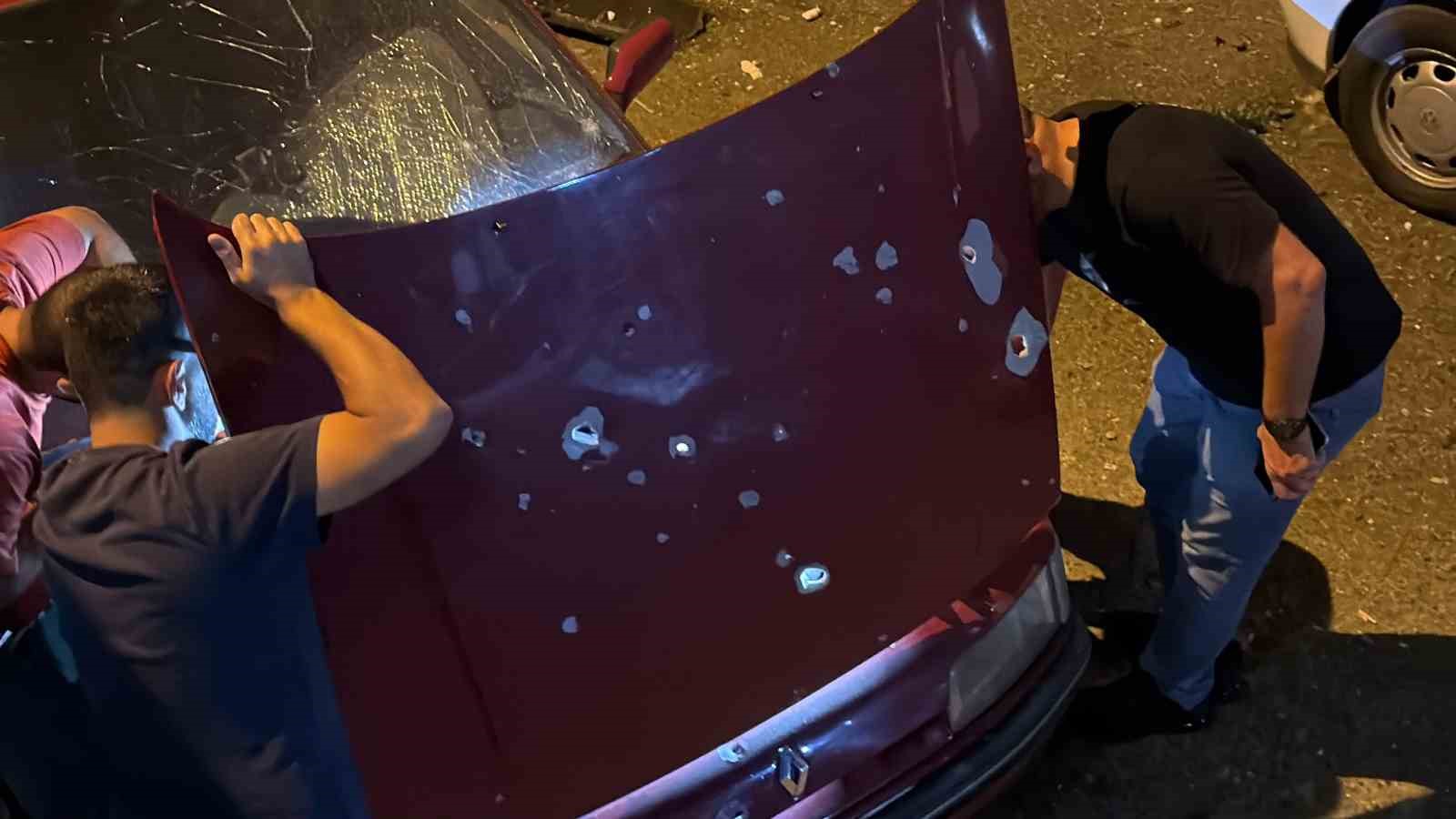 TRABZON'UN ARSİN İLÇE EMNİYET MÜDÜRLÜĞÜ BİNASI YANINDA BULUNAN ARAÇLARIN ÜZERİNE DÜŞEN İNSANSIZ HAVA ARACI PATLADI. 3 ARAÇTA MADDİ HASAR MEYDANA GELDİ.