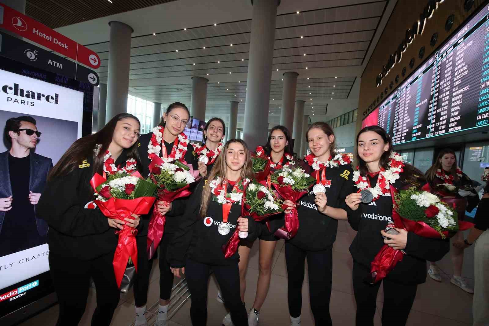 ŞİLİ’DE DÜZENLENEN 2026 FIVB U17 KIZLAR DÜNYA ŞAMPİYONASI’NDA İKİNCİ OLAN TÜRKİYE U17 KIZ VOLEYBOL MİLLİ TAKIMI, YURDA DÖNDÜ. SPORCULAR VE TEKNİK HEYET İSTANBUL HAVALİMANI’NDA ÇİÇEKLERLE KARŞILANDI.
