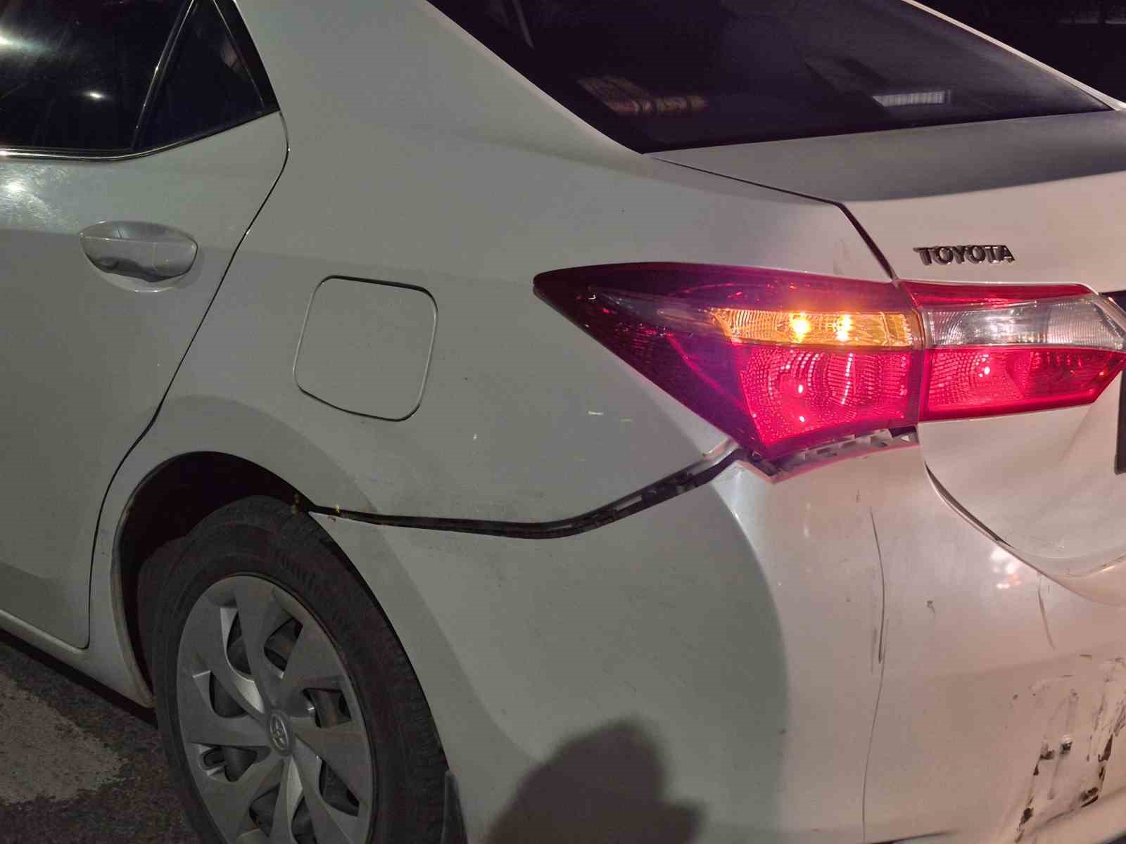ESKİŞEHİR ÇEVRE YOLU'NDA OTOMOBİLE ARKADAN ÇARPARAK YARALANAN MOTOSİKLET SÜRÜCÜSÜ HASTANEYE KALDIRILDI.