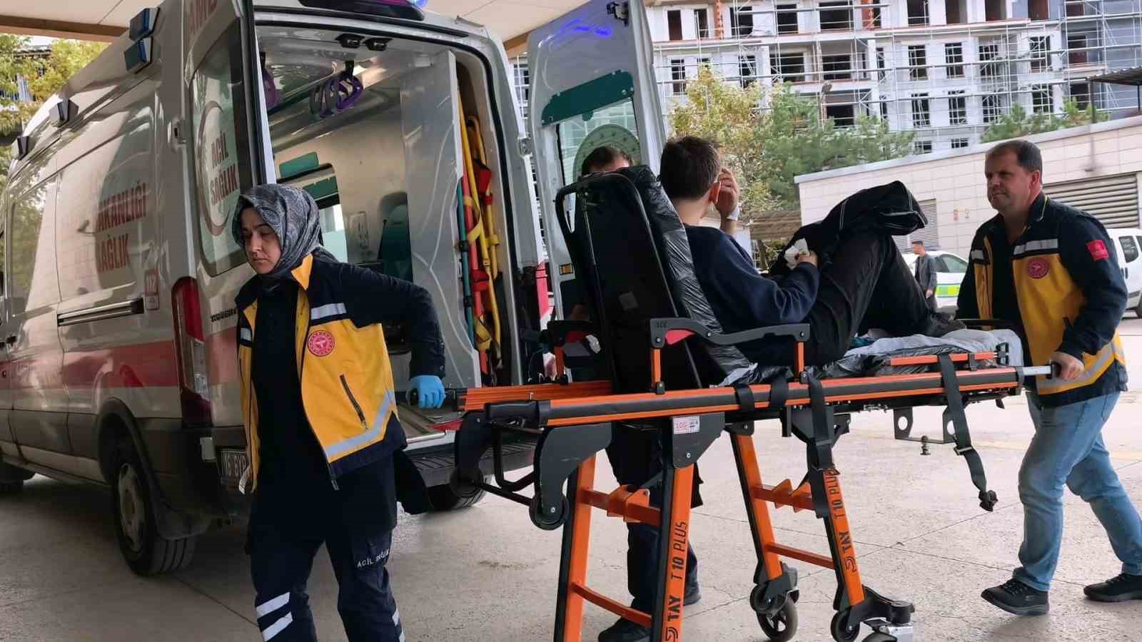 BURSA’NIN İNEGÖL İLÇESİNDE MEYDANA GELEN OLAYDA, ARIZALANAN MOTOSİKLETİNİ TAMİR ETMEYE ÇALIŞAN 35 YAŞINDAKİ KADİR B., ELİNİ ZİNCİR İLE DİŞLİ ARASINA KAPTIRDI. KAZADA TALİHSİZ GENCİN SAĞ EL BAŞ PARMAĞI KOPTU.