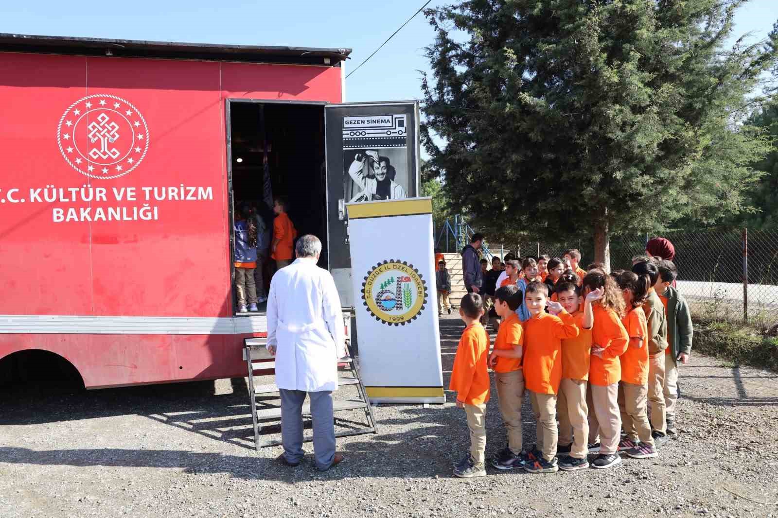 KÜLTÜR VE TURİZM BAKANLIĞI SİNEMA GENEL MÜDÜRLÜĞÜNÜN DESTEKLERİYLE DÜZCE’YE GELEN GEZEN SİNEMA TIRI, KAYNAŞLI ÜÇKÖPRÜ KÖYÜ OSMANGAZİ İLKOKULU ÖĞRENCİLERİNE SİNEMA KEYFİ YAŞATTI.