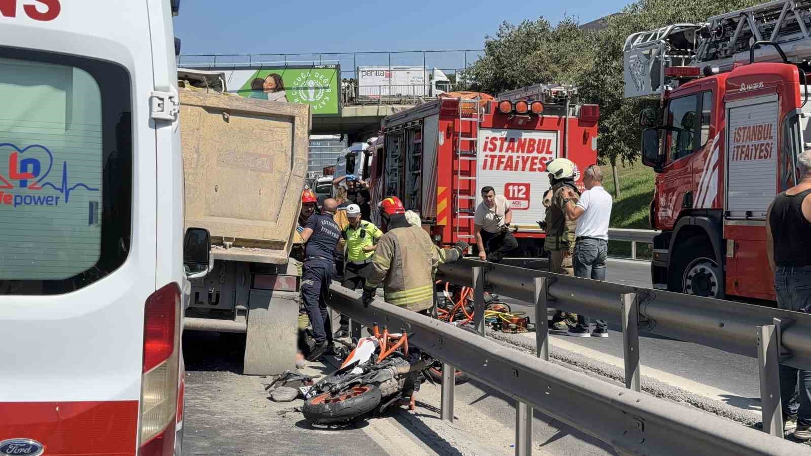 BASIN EKSPRES YOLUNDA MOTOSİKLET SÜRÜCÜSÜ, HAFRİYAT KAMYONUNUN ALTINDA KALDI. KAMYON ALTINDA SIKIŞAN SÜRÜCÜ HAYATINI KAYBETTİ.