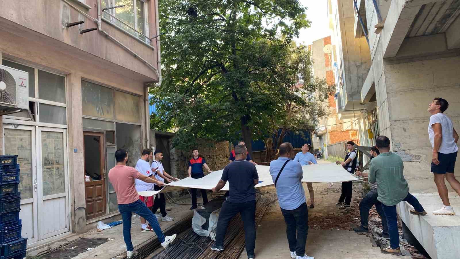 SİNOP’TA BİR BİNANIN 5. KAT PENCERESİNE ÇIKARAK İNTİHAR GİRİŞİMİNDE BULUNAN KADIN, EKİPLERİN ZAMANINDA MÜDAHALESİ VE İKNA ÇABALARI SONUCU KURTARILDI.