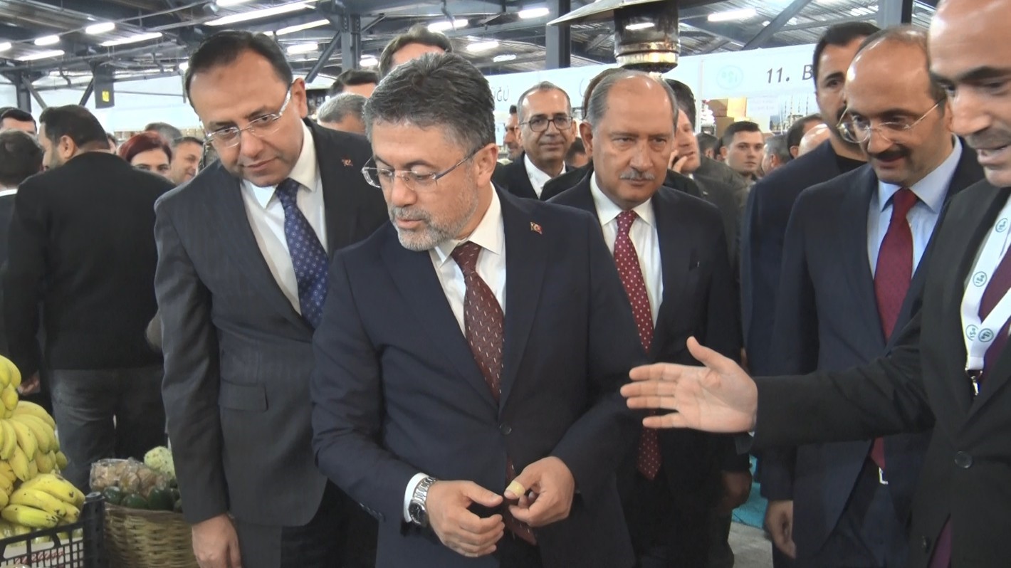 BAKAN YUMAKLI, PROGRAMIN ARDINDAN ÇEŞİTLİ BÖLGELERİN AÇMIŞ OLDUĞU STANTLARI ZİYARET EDEREK ÜRÜNLERİ İNCELEDİ.