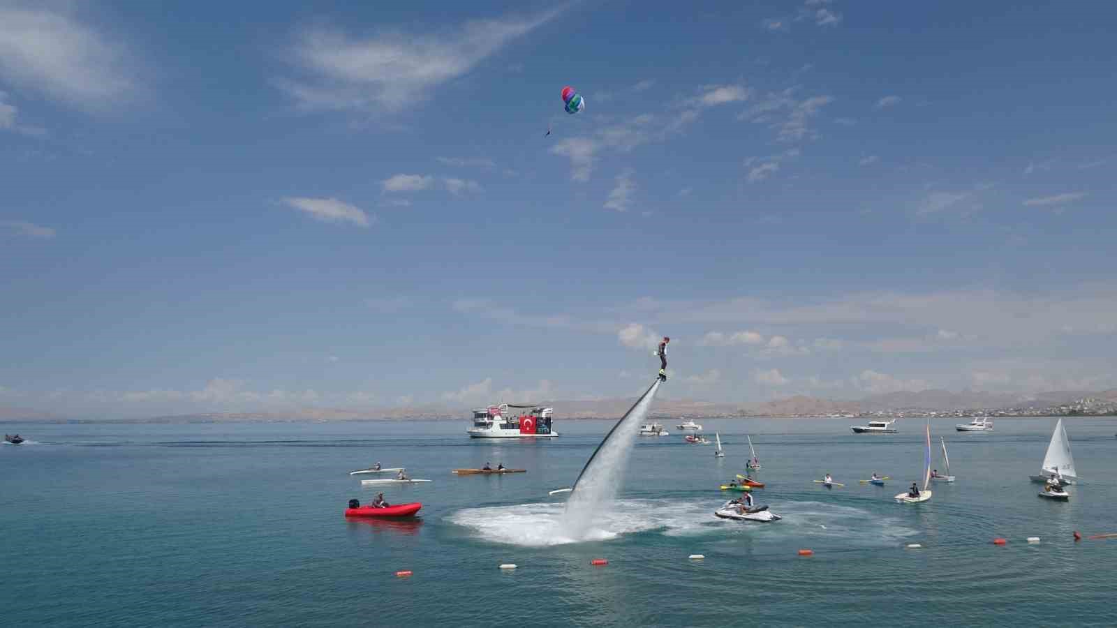 VAN’DA BU YIL İKİNCİSİ DÜZENLENEN GÖLFEST, GENÇLERİ KÜLTÜR, SANAT VE SPOR ETKİNLİKLERİNDE BULUŞTURURKEN, VAN GÖLÜ SAHİLİNDEKİ SU SPORLARI GÖSTERİLERİ FESTİVALE RENK KATTI.