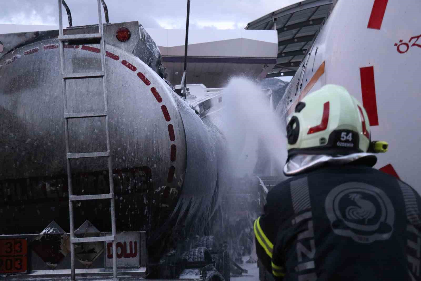 ENİZLİ’DE AKARYAKIT İSTASYONUNDA YAKIT İKMALİ YAPAN TANKERDE ÇIKAN YANGIN İTFAİYE EKİPLERİNİN YANGIN SÖNDÜRME KÖPÜĞÜ MÜDAHALESİYLE SÖNDÜRÜLDÜ. SOĞUTMA ÇALIŞMALARI DRONE İLE AVADAN GÖRÜNTÜLENDİ.