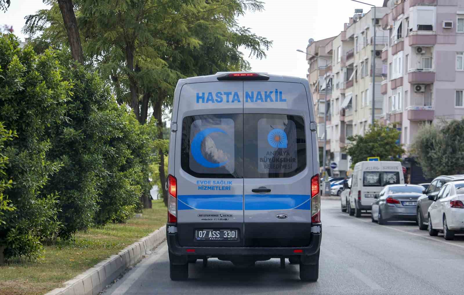 HASTANEYE GİTMESİ GEREKEN VATANDAŞLAR İSE İHTİYAÇLARI DOĞRULTUSUNDA HASTA NAKİL ARAÇLARIYLA ÜCRETSİZ VE KONFORLU BİR ŞEKİLDE SAĞLIK KURULUŞLARINA ULAŞTIRILIYOR.