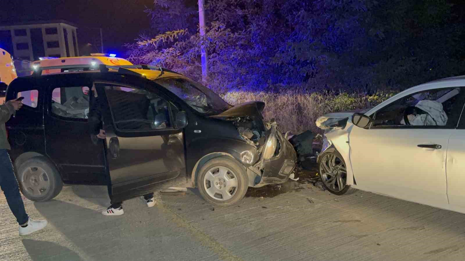 SAMSUN’UN İLKADIM İLÇESİNDE OTOMOBİL İLE HAFİF TİCARİ ARACIN ÇARPIŞTIĞI KAZADA 5 KİŞİ YARALANDI.
