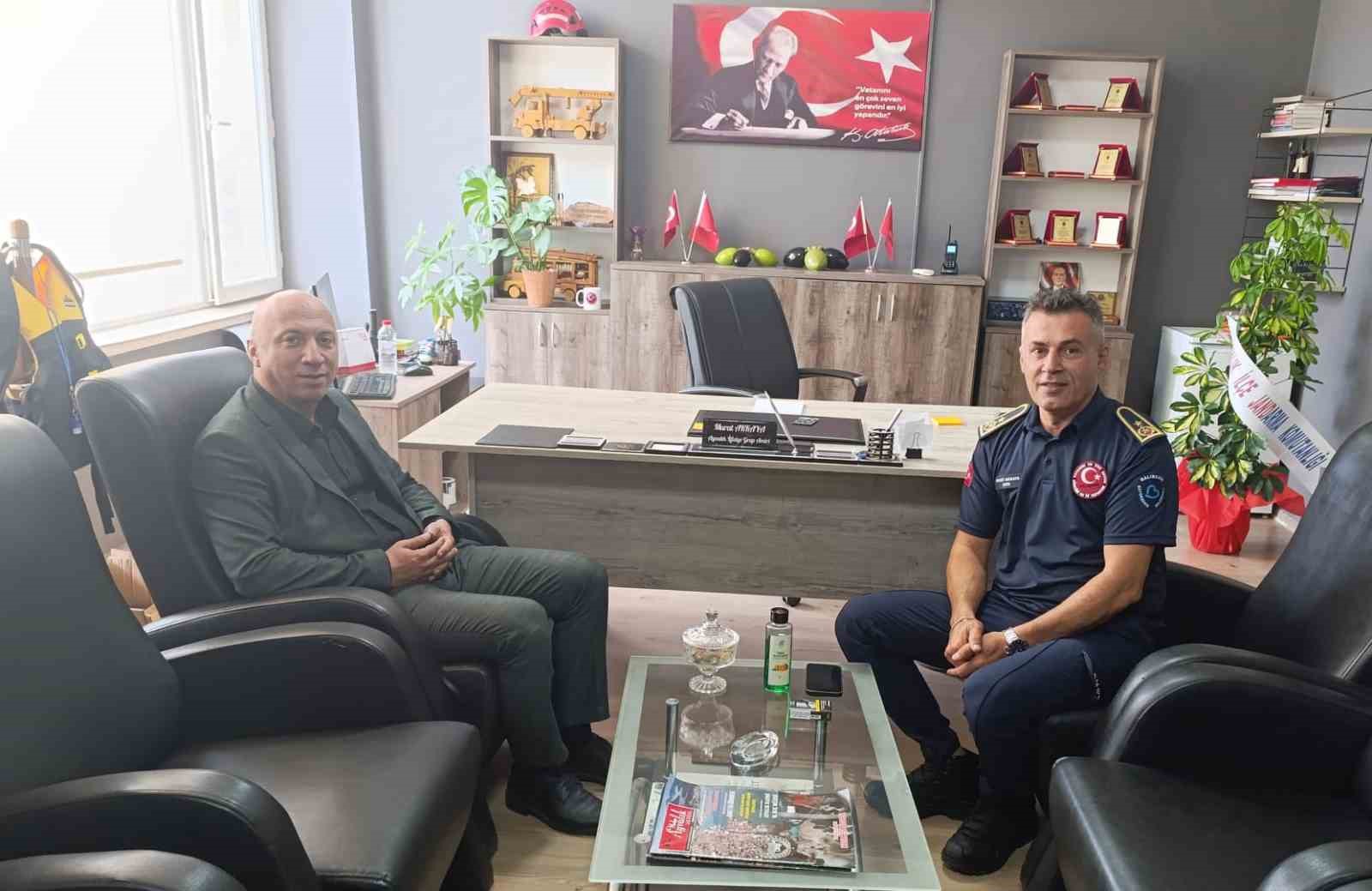 BALIKESİR'İN AYVALIK İLÇESİNDE, İTFAİYE HAFTASI DOLAYISIYLA BAĞYÜZÜ İLKOKULU ÖĞRENCİLERİ, İLÇE MİLLİ EĞİTİM MÜDÜRÜ GÜNER BAHADIR VE ÖĞRETMENLERİ EŞLİĞİNDE AYVALIK İTFAİYE GRUP AMİRLİĞİ'Nİ ZİYARET EDEREK İTFAİYECİLERİN HAFTASINI KUTLADI. İLÇE MİLLİ EĞİTİM MÜDÜRÜ GÜNER BAHADIR(SOLDA)