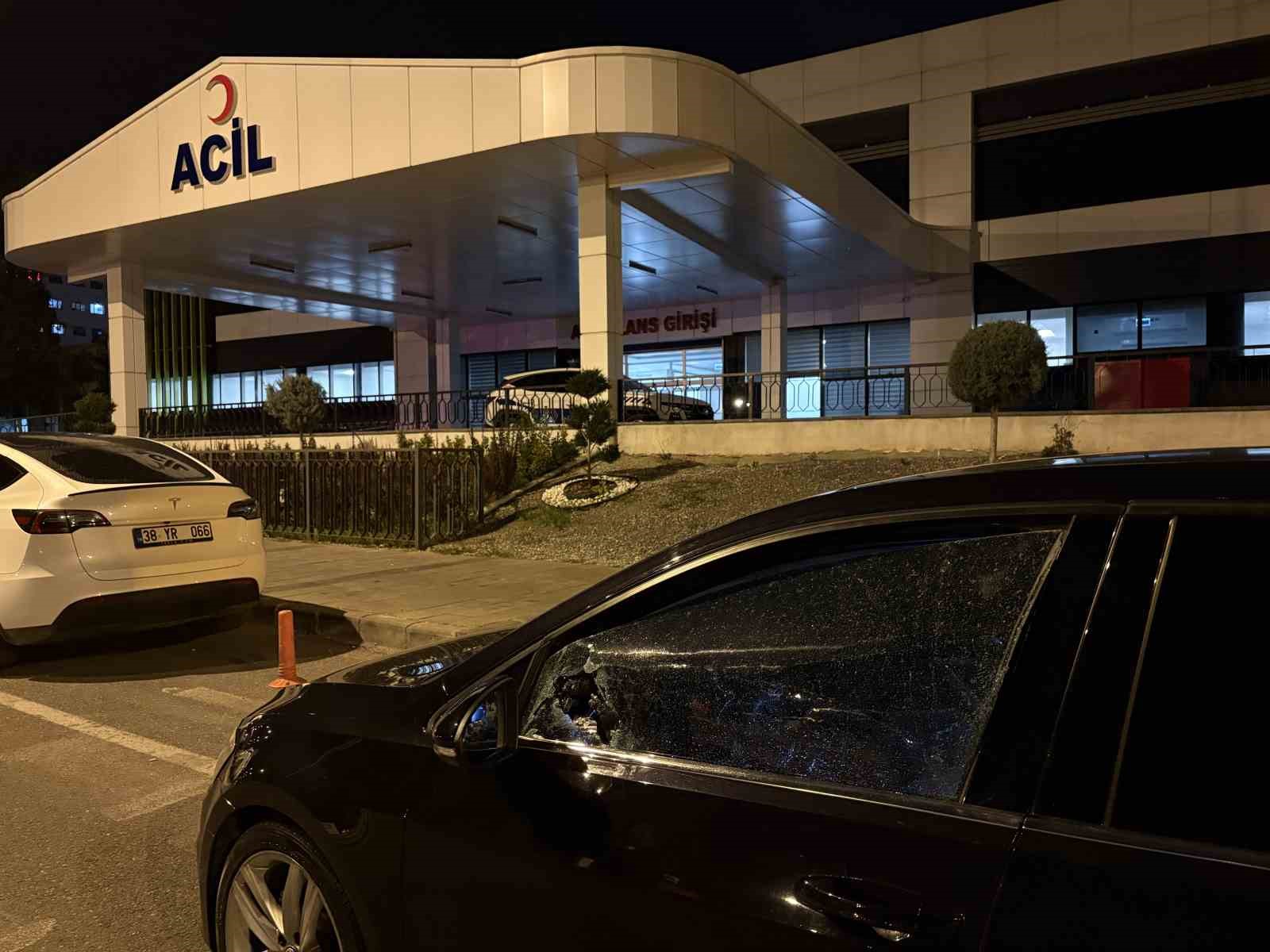 KAYSERİ’NİN MELİKGAZİ İLÇESİNDE İKİ KİŞİ ARASINDA ÇIKAN KAVGADA 1 KİŞİ BIÇAKLANARAK, YARALANDI. BIÇAKLANAN ŞAHSIN OTOMOBİLİ DE KAVGADA ZARAR GÖRÜRKEN, EKİPLER ŞÜPHELİYİ YAKALAMAK İÇİN ÇALIŞMA BAŞLATTI.