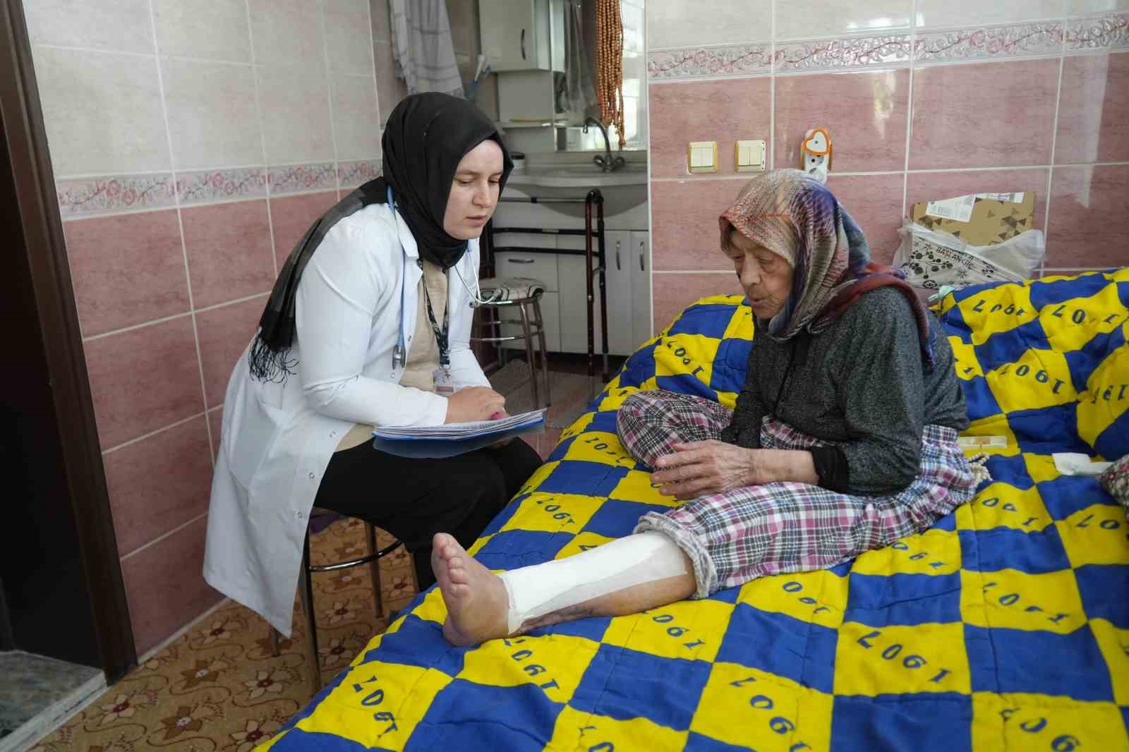 NİĞDE’DE EVDEN ÇIKAMAYAN HASTALAR SAĞLIK HİZMETİNE EVİNDE ULAŞIYOR