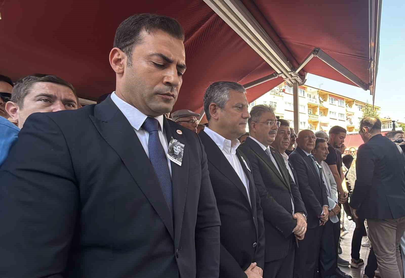 ESKİ ESKİŞEHİR BÜYÜKŞEHİR BELEDİYE BAŞKANI YILMAZ BÜYÜKERŞEN'İN 78 YAŞINDA HAYATINI KAYBEDEN KARDEŞİ GÜZİN BÜYÜKERŞEN, KILINAN CENAZE NAMAZININ ARDINDAN ASRİ MEZARLIK'TA TOPRAĞA VERİLDİ.