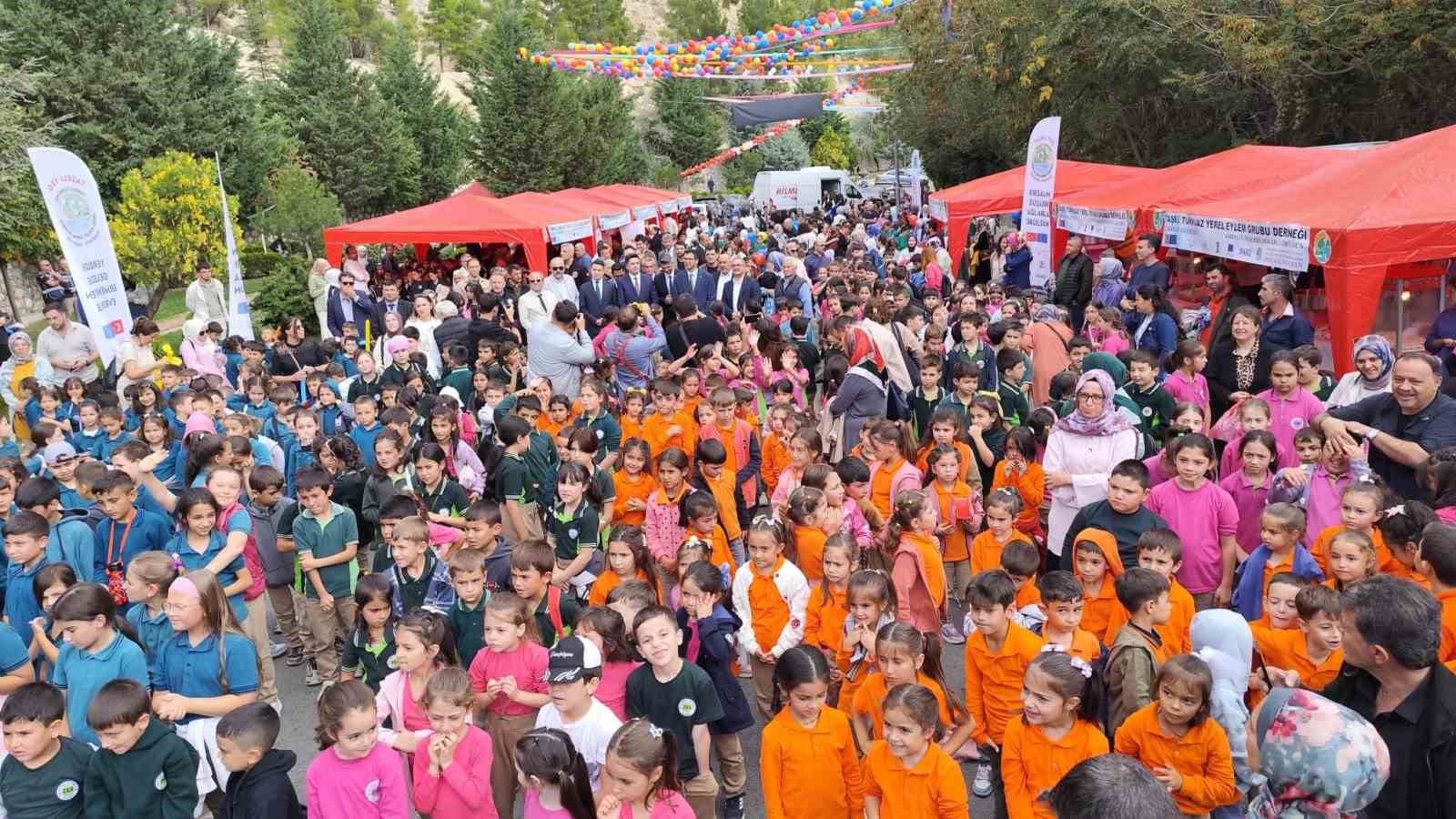 KARAMAN'DA ERMENEK ÇOCUK ŞENLİĞİ'NDE YAKLAŞIK BİN 300 ÖĞRENCİ DOYASIYA EĞLENDİ.