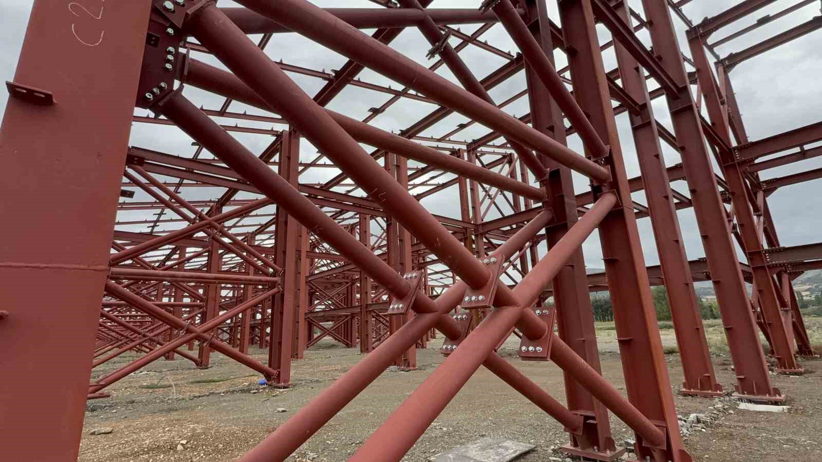 TOKAT’TA 550 DÖNÜMLÜK ALANDA YAPIMI SÜREN, 595 İŞ YERİNİN BULUNACAĞI YENİ NESİL TOKAT YEŞİL SANAYİ SİTESİ’NDE BETONARME ÇALIŞMALARININ YÜZDE 90’I TAMAMLANDI. MALİYETİ 10 MİLYAR LİRAYI AŞAN PROJENİN 2028 YILI SONUNDA HİZMETE AÇILMASI HEDEFLENİYOR.