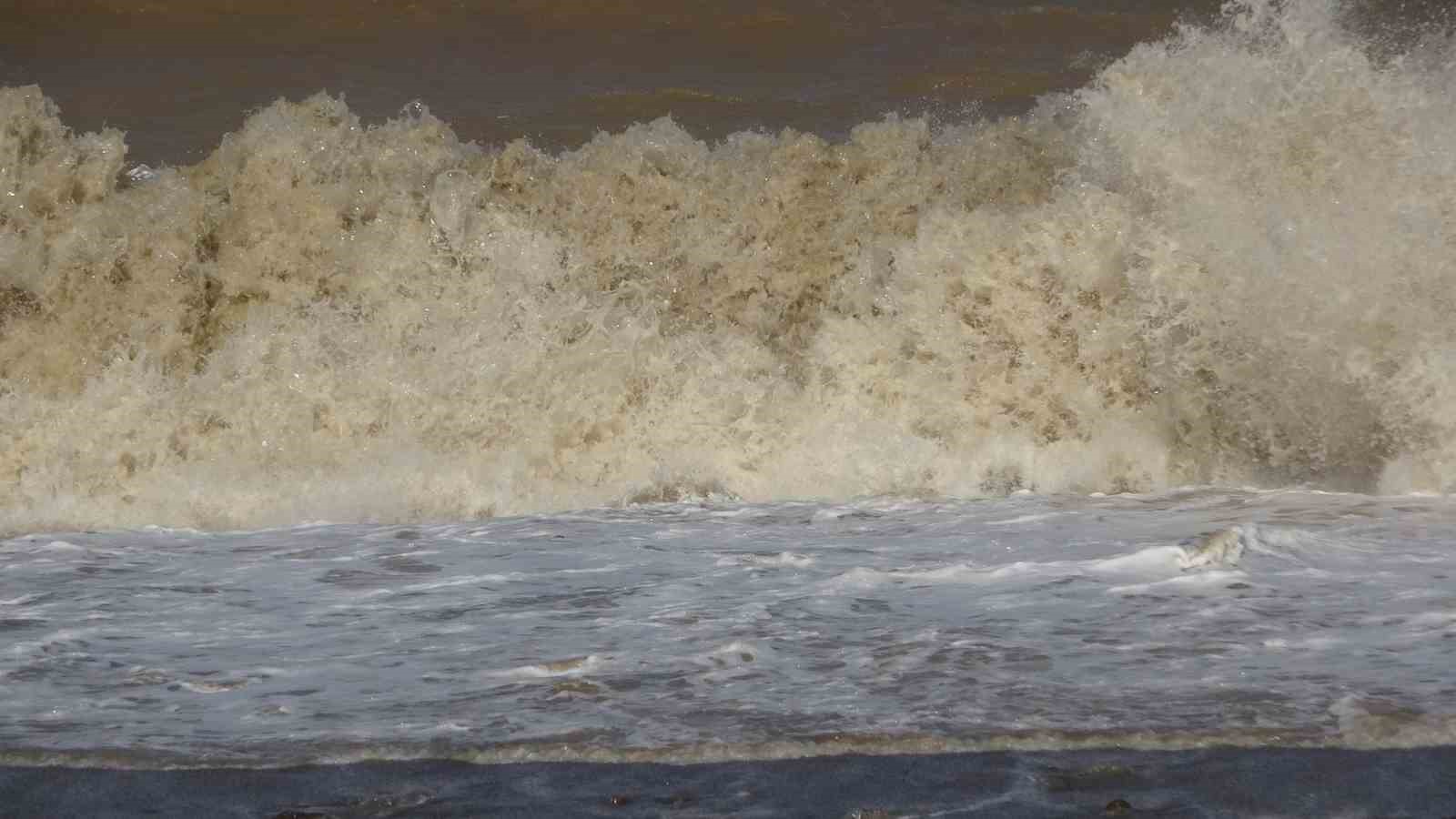 GİRESUN-ARTVİN ARASINDAKİ KIYI ŞERİDİNDE GÜNÜN İLK SAATLERDEN İTİBAREN BATI VE GÜNEYBATIDAN, ZAMANLA KUZEYBATIDAN 6 İLA 8 KUVVETİNDE (50-75 KM/SAAT) FIRTINA ŞEKLİNDE ESEN RÜZGAR HAYATI OLUMSUZ YÖNDE ETKİLİYOR.
