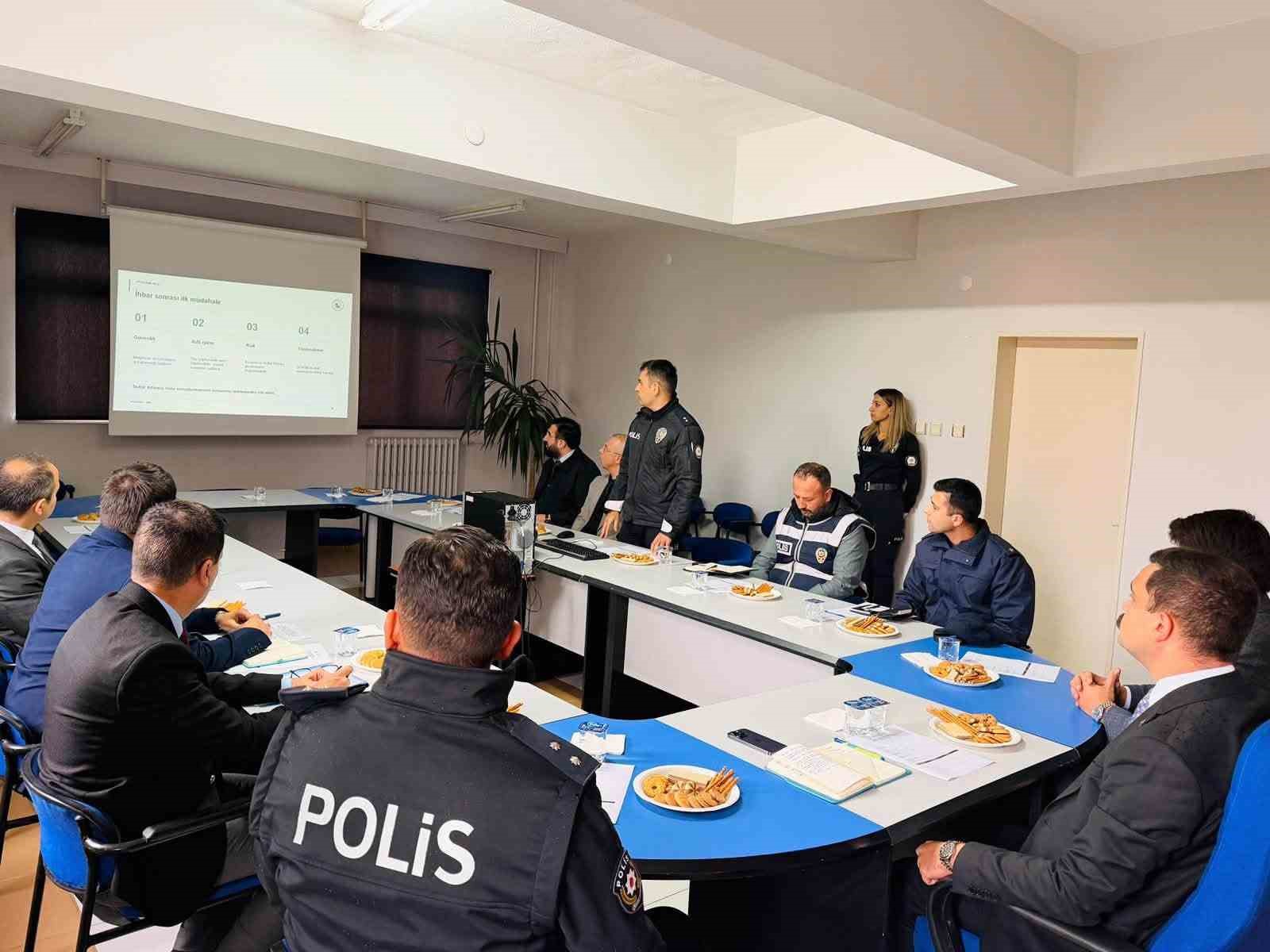 BİLECİK’TE KADINA YÖNELİK ŞİDDETLE MÜCADELE MASAYA YATIRILDI