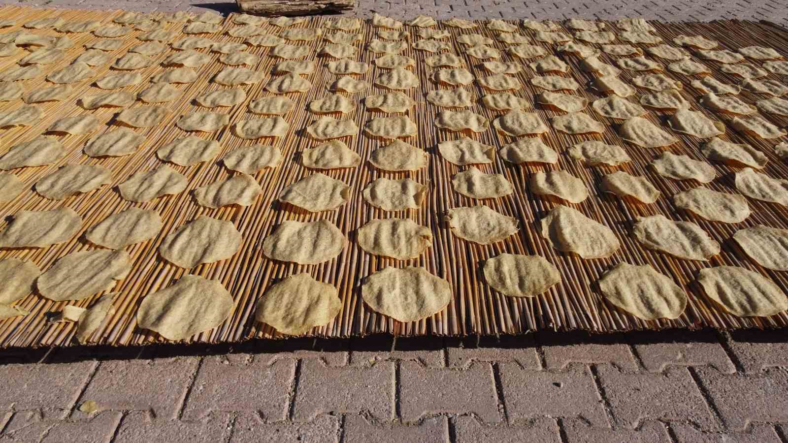 KONYA'NIN BEYŞEHİR İLÇESİNDE ASIRLARDIR SÜRDÜRÜLEN TARHANA YAPIMI GELENEĞİ, YAZ MEVSİMİNİN SONUNA YAKLAŞILMASIYLA BİRLİKTE TAMAMLANMA AŞAMASINA GELDİ. ANCAK ARTAN MALİYETLER NEDENİYLE BU YIL TARHANA YAPAN AİLELERİN SAYISINDA DÜŞÜŞ YAŞANDI.