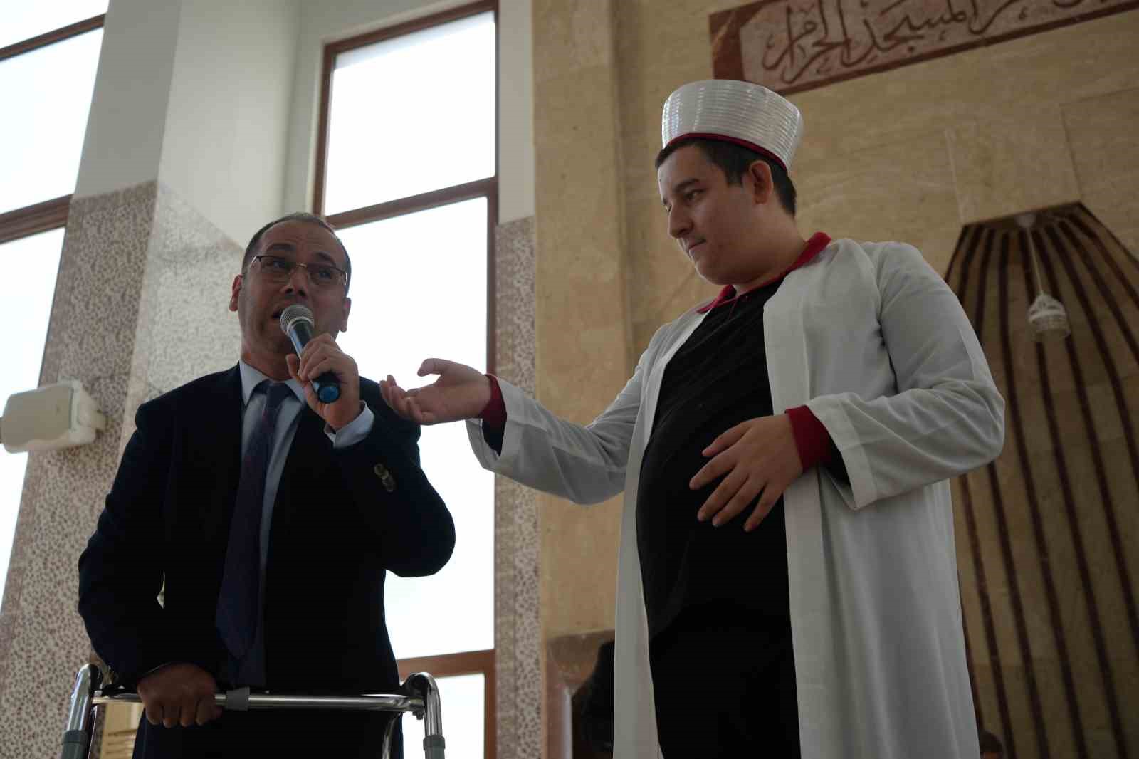 SAMSUN’UN ATAKUM İLÇESİNDE CAMİLER VE DİN GÖREVLİLERİ HAFTASI KAPSAMINDA ÖZEL EĞİTİM ÖĞRENCİLERİ İLE DİN GÖREVLİLERİ BİR ARAYA GELDİ. PELİTKÖY TOKİ CAMİİ’NDE DÜZENLENEN PROGRAMDA KUR’AN-I KERİM TİLAVETİ, İLAHİ DİNLETİSİ, ÇEŞİTLİ ETKİNLİKLER VE GÖNÜL SOHBETİ GERÇEKLEŞTİRİLDİ.
