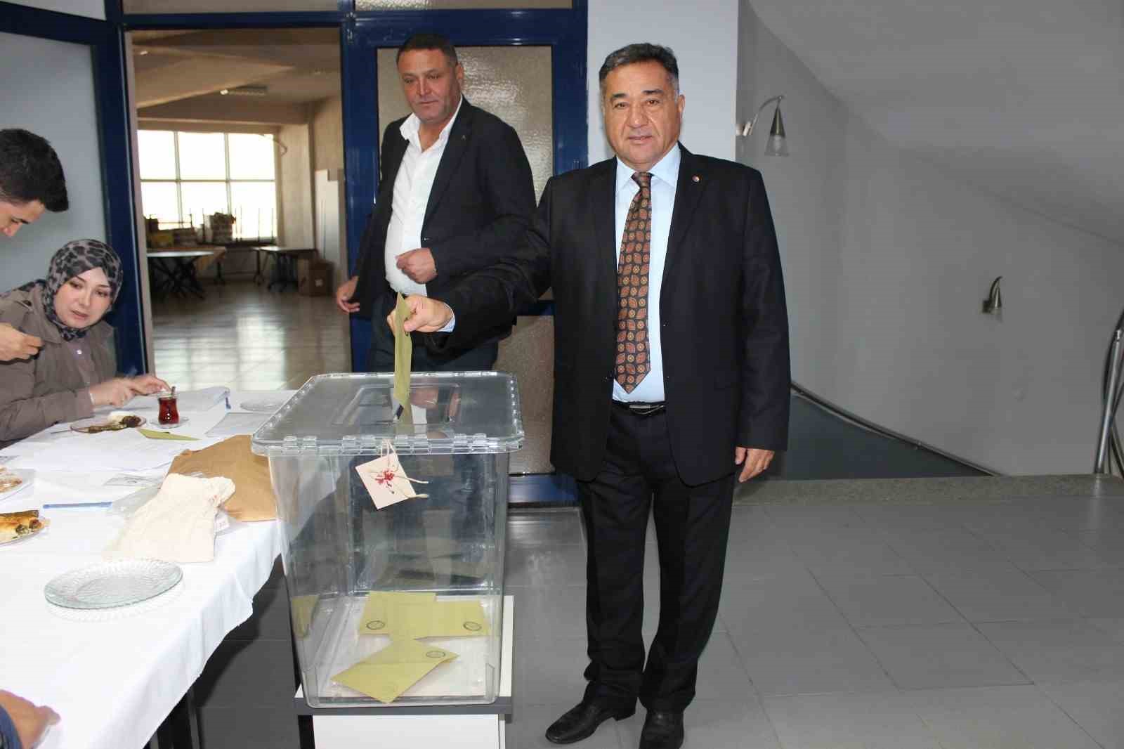 ALAŞEHİR TİCARET BORSASI’NDA GERÇEKLEŞTİRİLEN SEÇİMDE MEVCUT BAŞKAN HÜSEYİN SOYGÜR, TEK ADAY OLARAK GİRDİĞİ SEÇİMDE KULLANILAN 68 OYUN TAMAMINI ALARAK 6. KEZ BAŞKANLIĞA SEÇİLDİ.