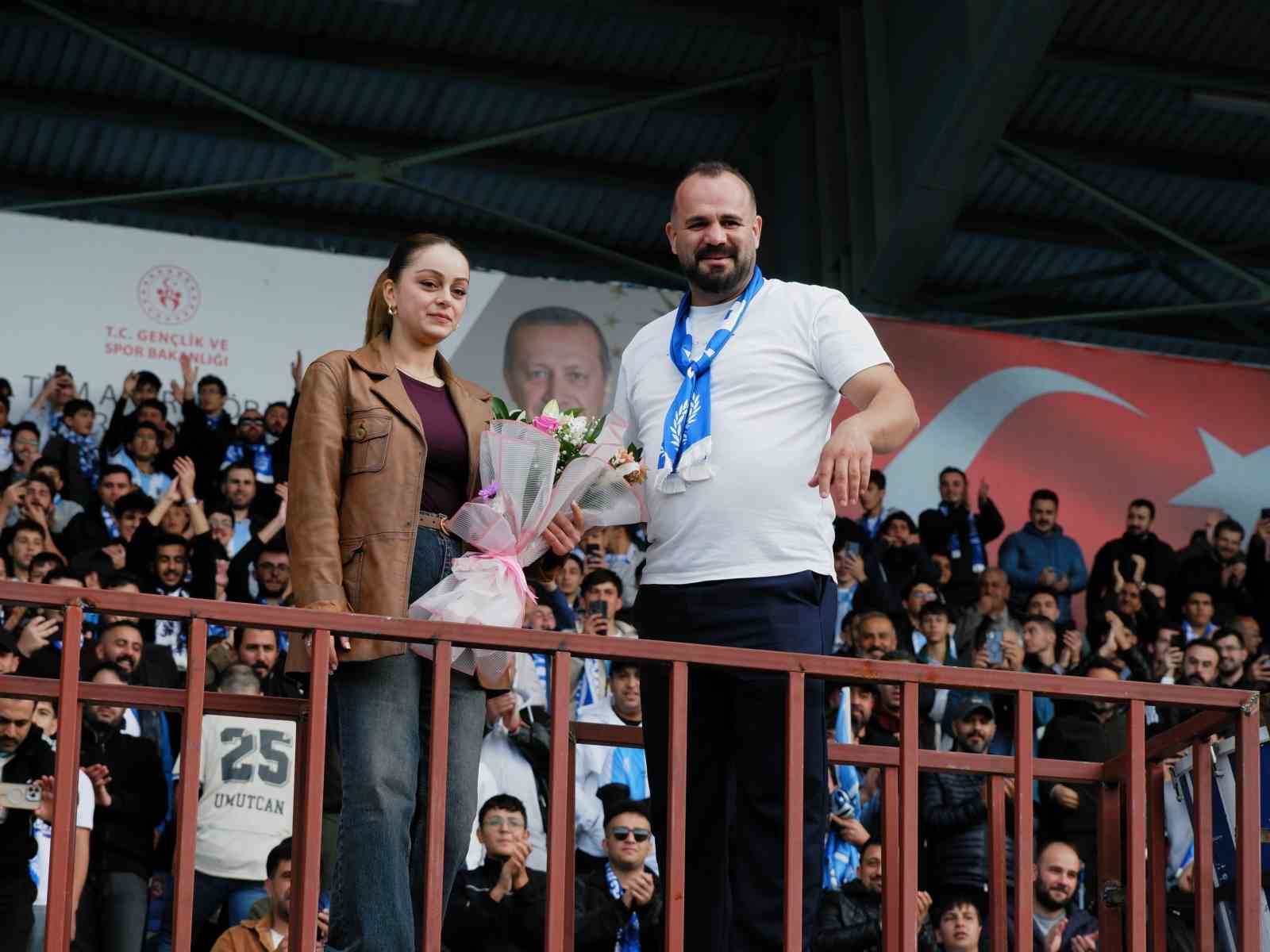 TRENDYOL SÜPER LİG’İN 8. HAFTASINDA ERZURUMSPOR FK’NİN EYÜPSPOR’U 2-0 MAĞLUP ETTİĞİ KARŞILAŞMA ÖNCESİNDE, DADAŞLAR GRUBU LİDERİ SERKAN CEBANAY (37) , SEVGİLİSİ BUSE YILDIRIM’A (24) TRİBÜNLERDE EVLİLİK TEKLİFİNDE BULUNDU.