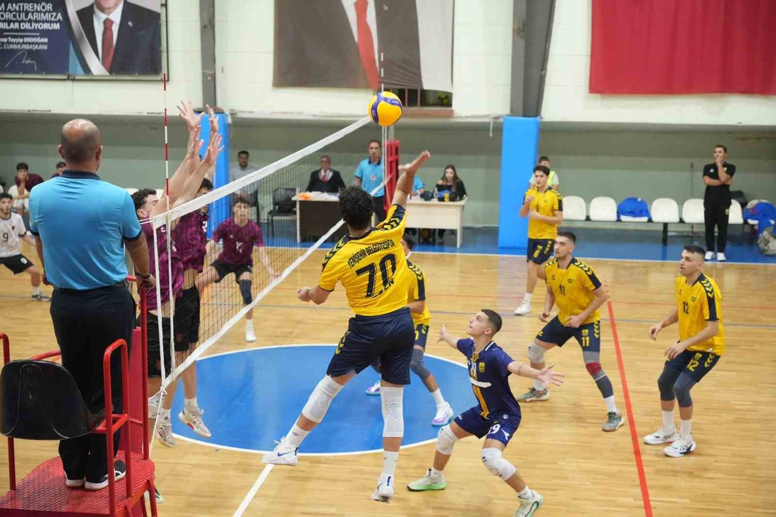 YENİŞEHİR BELEDİYESPOR ERKEK VOLEYBOL TAKIMI, SEZONA FIRTINA GİBİ BAŞLADI. İLK KARŞILAŞMASINDAN 3-0’LIK GALİBİYETLE AYRILAN SARI-LACİVERTLİLER, SEZONUN İLK İÇ SAHA MAÇINDA YSK YILDIZ SPOR’U DA 3-0 MAĞLUP EDEREK 2’DE 2 YAPTI.