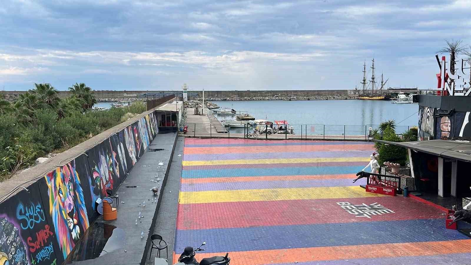 ANTALYA’NIN ALANYA İLÇESİNDE GECE SAATLERİNDE BİR EĞLENCE MEKANINDA ÇIKAN YANGIN, İTFAİYE EKİPLERİNİN SAATLER SÜREN ÇALIŞMASI SONUCU SÖNDÜRÜLDÜ.