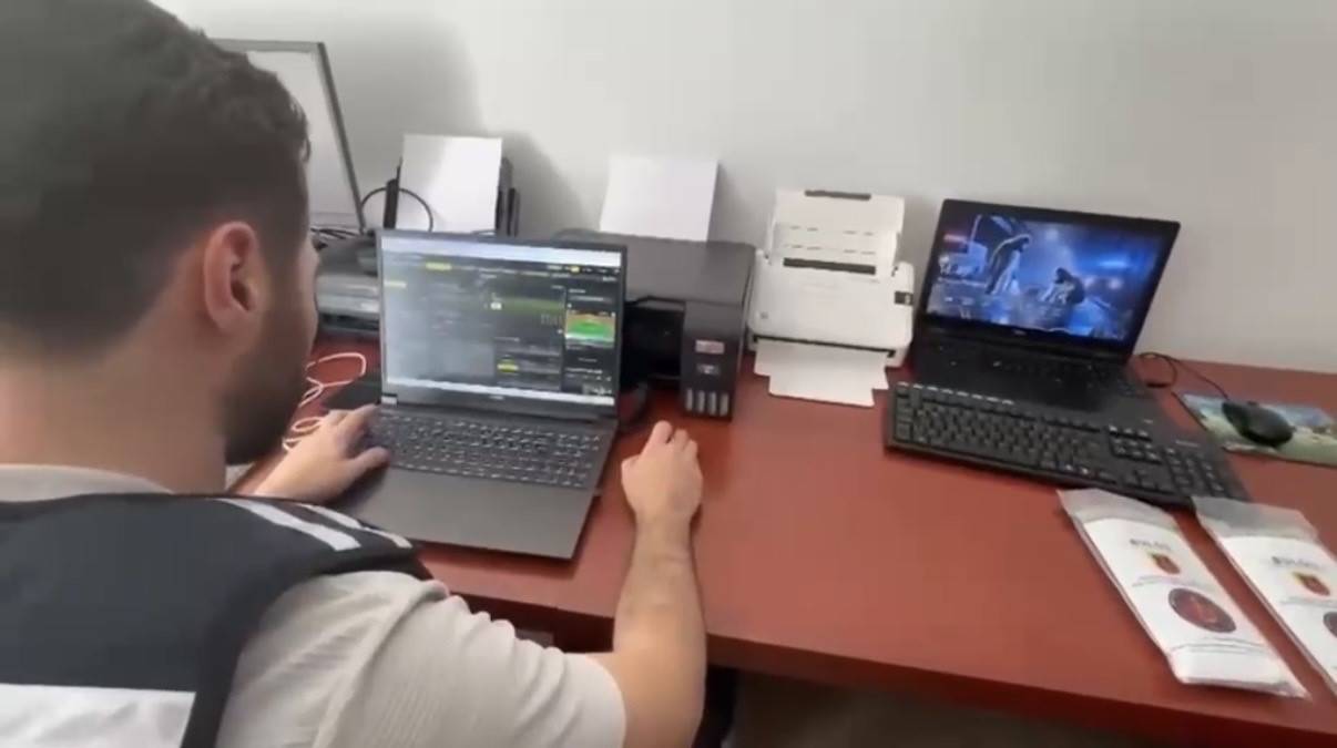 ADRESLERDE YAPILAN ARAMALARDA 1 ADET TABANCA, 30 ADET. FİŞEK, 2 ADET ŞARJÖR, 14 CEP TELEFONU, 14 SIM KART, 1 ADET TABLET, 4 ADET USB BELLEK VE 1 ADET HAFIZA KARTI ELE GEÇİRİLDİ.