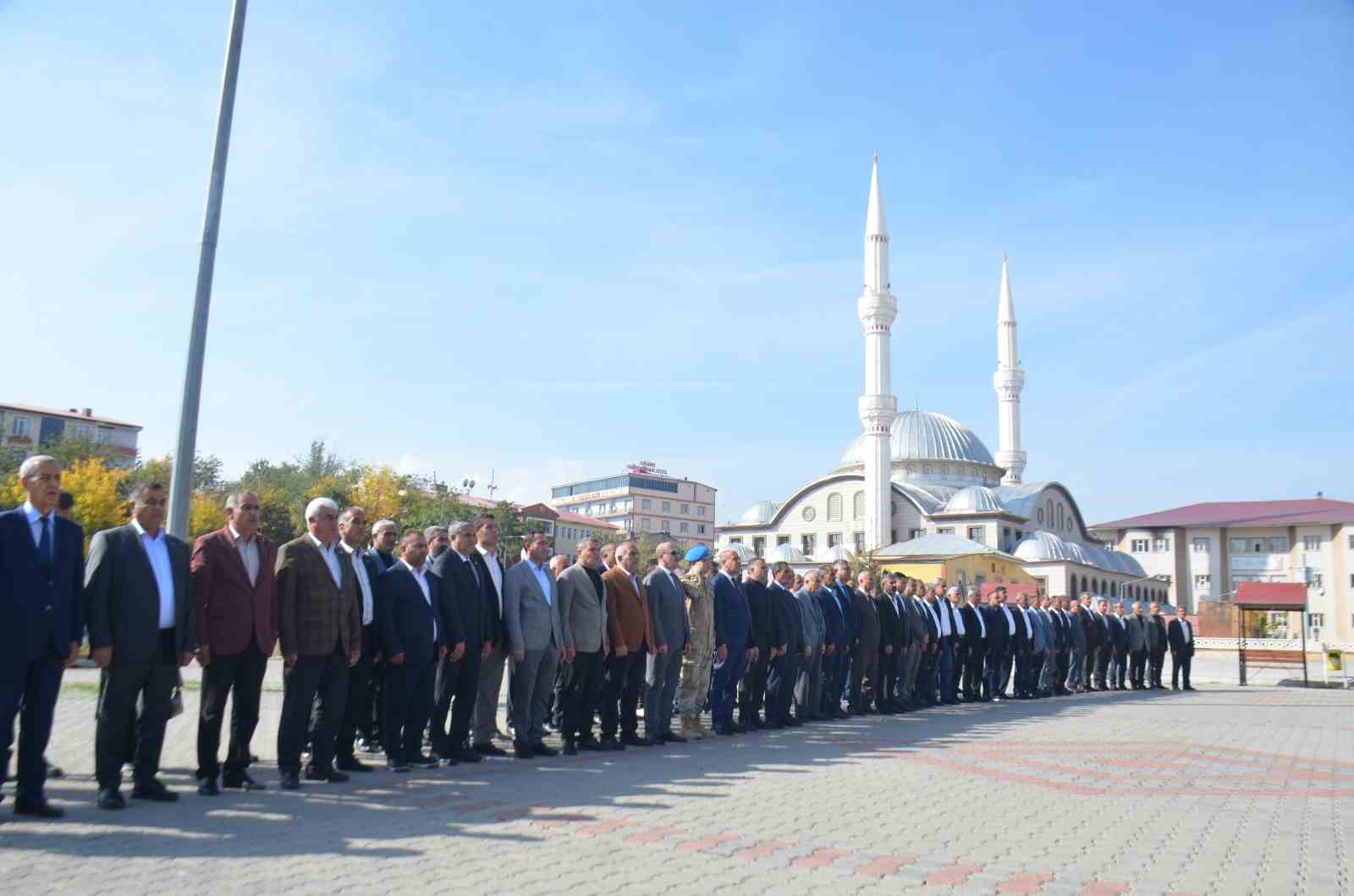 BULANIK İLÇESİNDE 19 EKİM MUHTARLAR GÜNÜ DOLAYISIYLA KENT MEYDANINDA TÖREN DÜZENLENDİ.