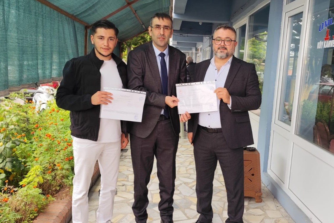 UŞAK’IN ULUBEY İLÇESİNDE İKİ ÜRETİCİ, HASTALIKTAN ARİ İŞLETME BELGESİ ALMAYA HAK KAZANDI. BELGELER, UŞAK İL TARIM VE ORMAN MÜDÜRÜ SERKAN BİLİR TARAFINDAN ÜRETİCİLERE TAKDİM EDİLDİ.