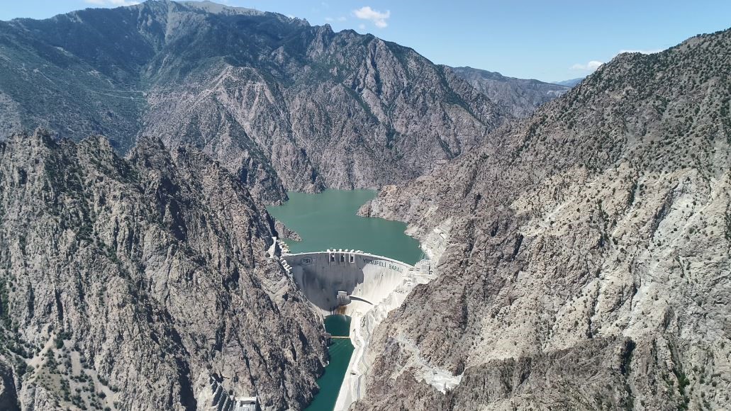 ARTVİN’DEKİ YUSUFELİ BARAJI VE HES, KURAK GEÇEN 2025 YILINDA REKOR SEVİYEDE ELEKTRİK ÜRETİRKEN, DÜZENLİ SU SAĞLADIĞI ARTVİN, DERİNER, BORÇKA VE MURATLI BARAJLARININ YILLIK ÜRETİMİNİ DE YÜZDE 10 SEVİYESİNDE ARTIRDI.
