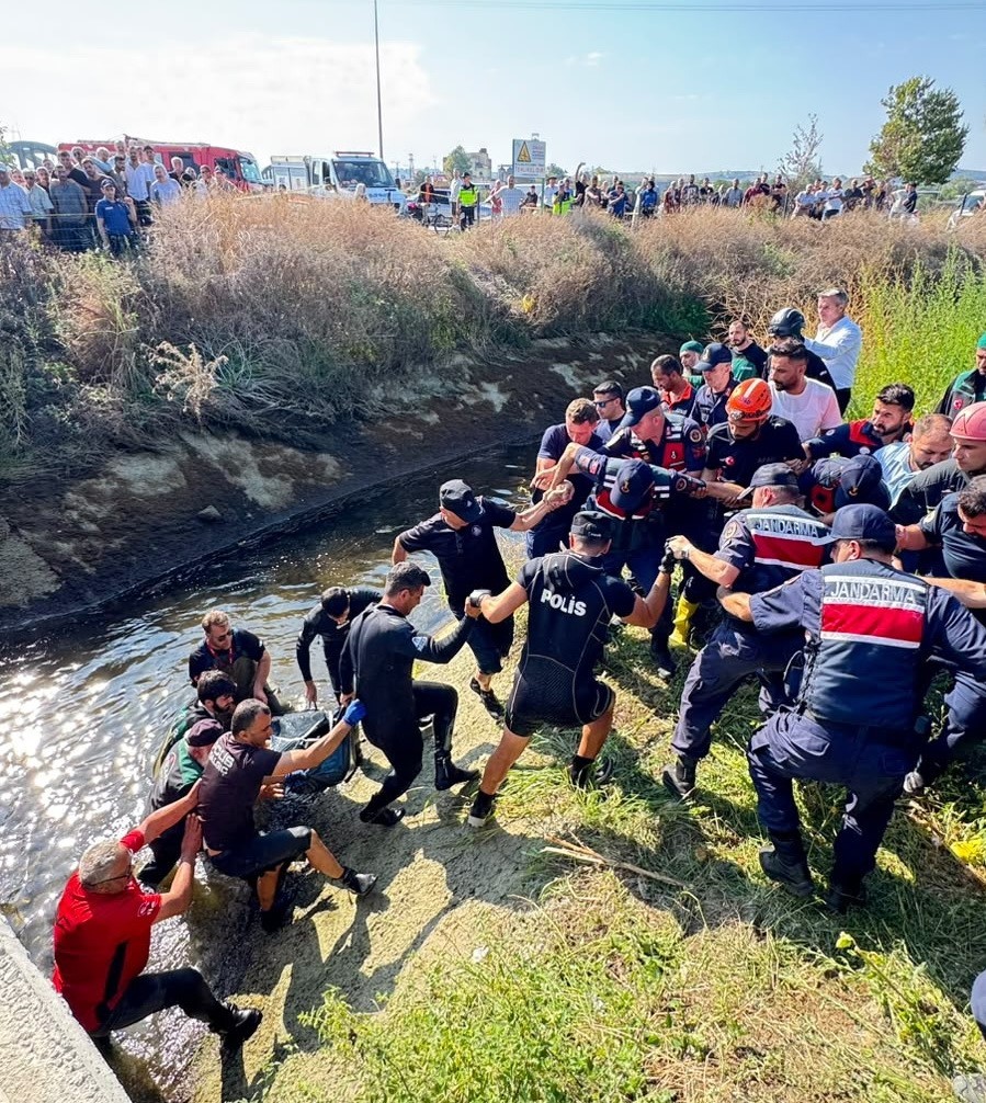 BAFRA İLÇESİNDE OTOMOBİLİN SULAMA KANALINA DÜŞMESİ SONUCU KAYBOLAN 22 YAŞINDAKİ EMRE CAN KOPARAN'IN CANSIZ BEDENİNE ULAŞILDI.