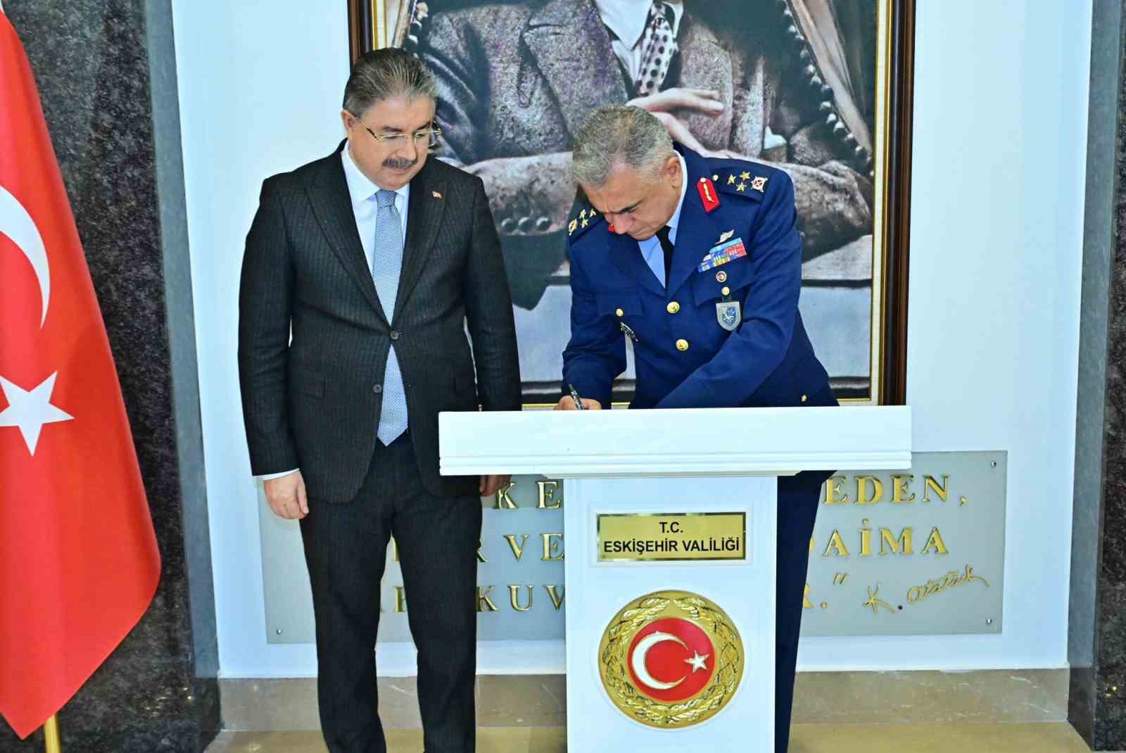 YÜKSEK ASKERÎ ŞÛRA (YAŞ) KARARI İLE MUHARİP HAVA KUVVETİ VE GARNİZON KOMUTANLIĞI GÖREVİNE ATANAN HAVA KORGENERAL ERDOĞAN GÜR, ESKİŞEHİR VALİSİ DR. ERDİNÇ YILMAZ’I MAKAMINDA ZİYARET ETTİ.