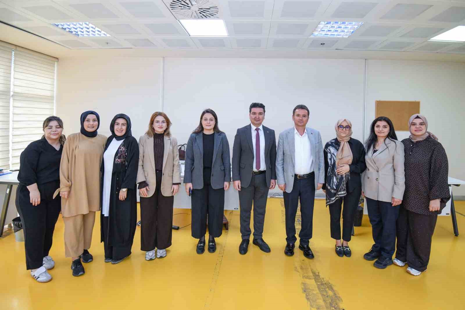 OSMANGAZİ’DE YAŞAYAN VATANDAŞLARIN TALEP VE BEKLENTİLERİNİ DOĞRUDAN DİNLEMEK AMACIYLA TELEFONUN BAŞINA GEÇEREK GELEN ÇAĞRILARI YANITLAYAN OSMANGAZİ BELEDİYE BAŞKANI ERKAN AYDIN, SAMİMİ GÖRÜŞMELER GERÇEKLEŞTİREREK İLETİLEN TALEPLERİN HIZLI BİR ŞEKİLDE ÇÖZÜME KAVUŞTURULMASINI SAĞLADI. OSMANGAZİ BELEDİYESİ, VATANDAŞI ÖNCELEYEN BU ANLAYIŞIYLA TÜRKİYE GENELİNDEKİ MEMNUNİYET LİSTESİNDE ZİRVEDE YER ALDI.
