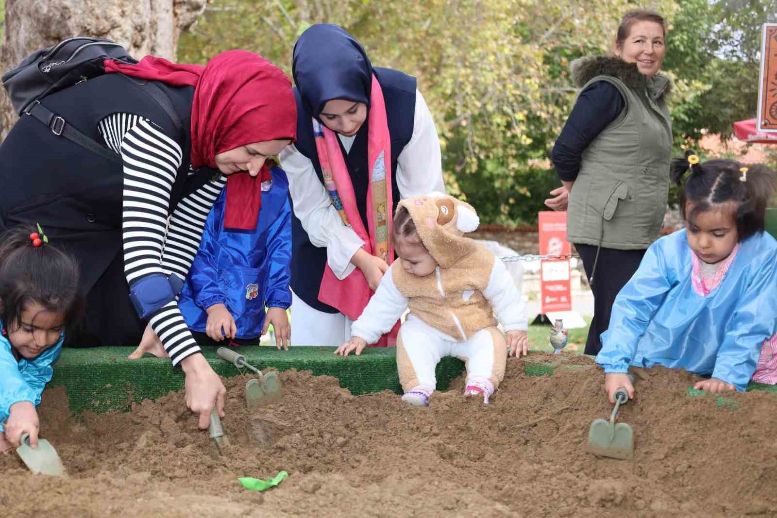 AYDIN'IN KARACASU İLÇESİNDEKİ AFRODİSİAS ANTİK KENTİ'NDE HAYATA GEÇİRİLEN ÇOCUK ATÖLYESİNDE MİNİKLER, ARKEOLOJİK KAZI ÇALIŞMALARINDAN SİKKE BASIMINA, MASKE YAPIMINDAN SANAT ETKİNLİKLERİNE KADAR BİRÇOK UYGULAMAYLA TARİHİ VE KÜLTÜREL MİRASI YAKINDAN TANIMA FIRSATI BULDU.