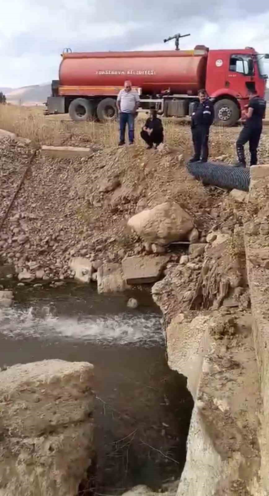 HAKKARİ'NİN YÜKSEKOVA İLÇESİNDE KURAKLIK NEDENİYLE SU SEVİYESİ DÜŞEN NEHİL SAZLIĞI’NDA ÇAMUR İÇERİSİNDE KIVRANAN BALIKLAR İÇİN TANKER TANKER SU TAŞINDI.
