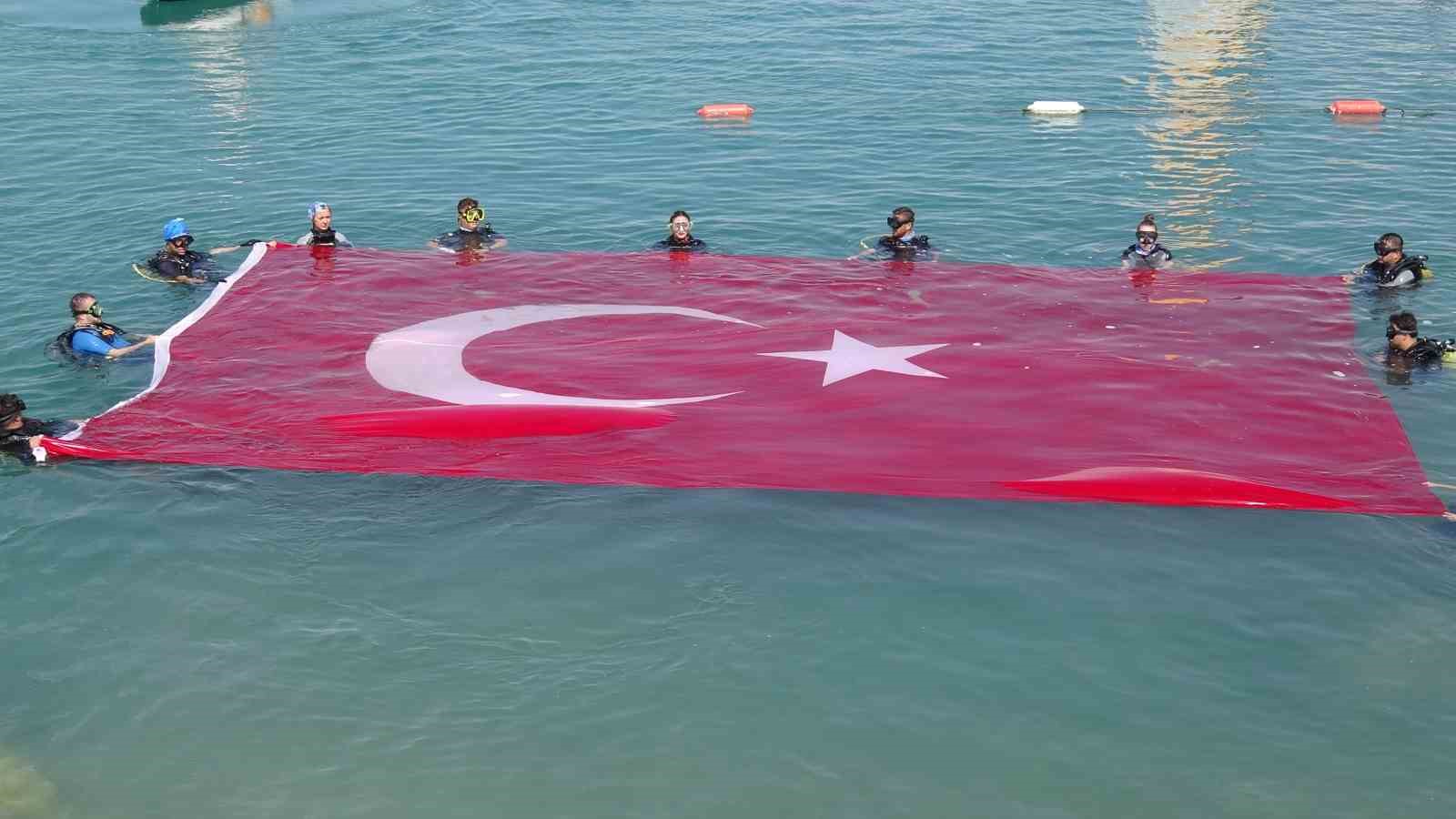 VAN’DA BU YIL İKİNCİSİ DÜZENLENEN GÖLFEST, GENÇLERİ KÜLTÜR, SANAT VE SPOR ETKİNLİKLERİNDE BULUŞTURURKEN, VAN GÖLÜ SAHİLİNDEKİ SU SPORLARI GÖSTERİLERİ FESTİVALE RENK KATTI.