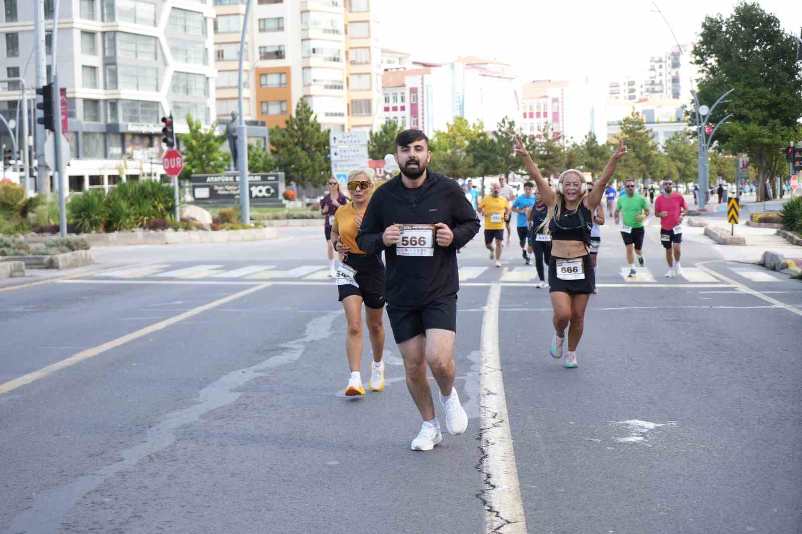 NİĞDE’DE 3. GELENEKSEL YARI MARATONU KOŞULDU
