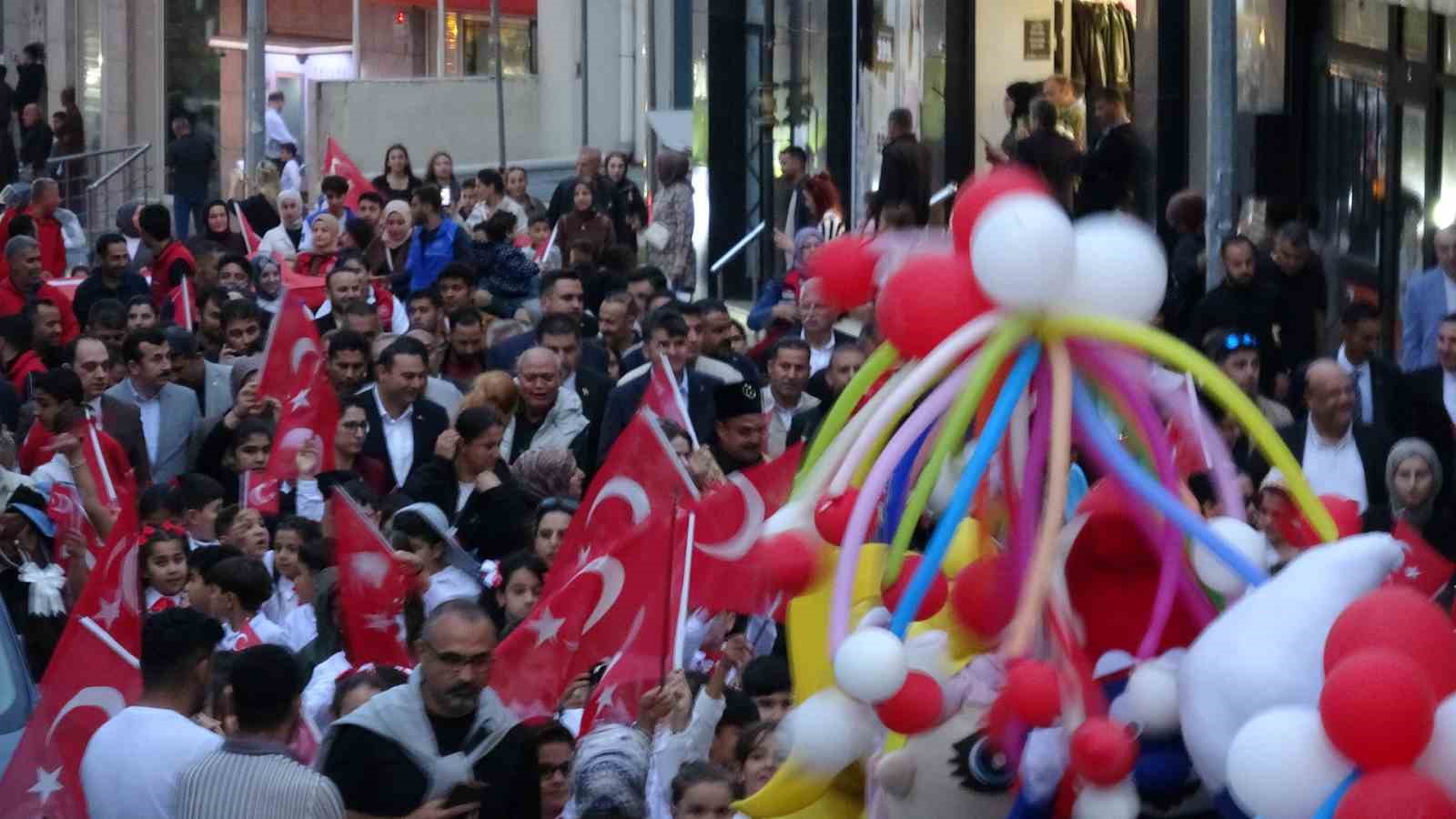 HACI CÜMBÜŞ CAMİİ'NDEN CUMHURİYET MEYDANI'NA KADAR GERÇEKLEŞTİRİLEN YÜRÜYÜŞÜN ARDINDAN DÜZENLENEN ETKİNLİKLERE VATANDAŞLAR YOĞUN İLGİ GÖSTERDİ.