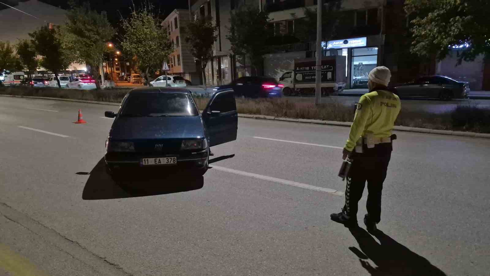 POLİS EKİPLERİNCE DURDURULAN 11 EA 378 PLAKALI OTOMOBİLİN SÜRÜCÜSÜ, KONTROL EDİLECEĞİ ESNADA ARACINI TERK EDEREK BÖLGEDEN KAÇTI. NEDEN KAÇTIĞI BİLİNMEYEN SÜRÜCÜNÜN YAKALANMASINA YÖNELİK ÇALIŞMA BAŞLATILDI. TERK EDİLEN ARAÇ ÇEKİCİ VASITASIYLA CADDEDEN KALDIRILDI.