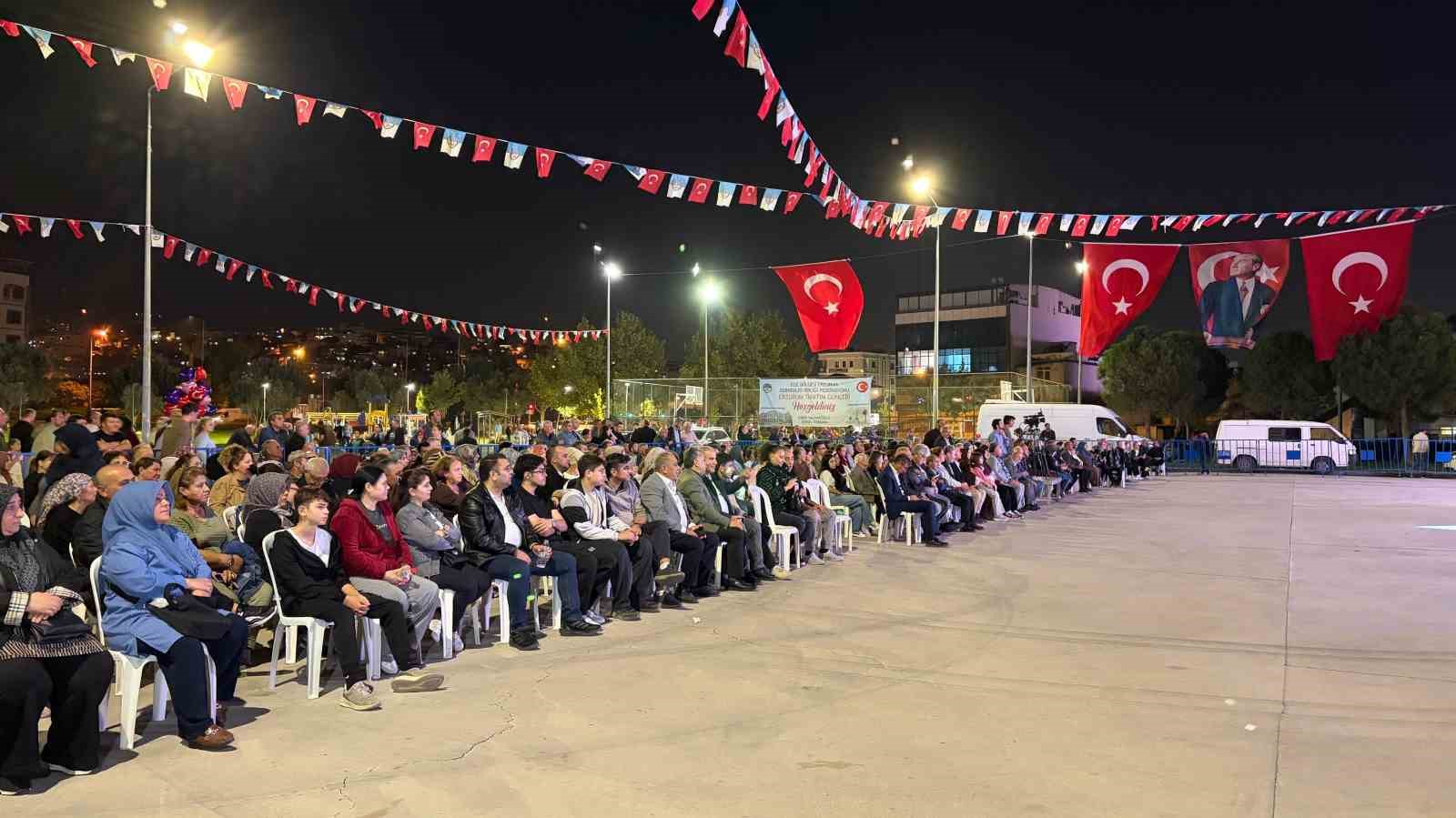 GÜN BOYU SÜREN TADIM VE STANT ZİYARETLERİNİN ARDINDAN PROGRAM AKŞAM SAATLERİNDE DÜZENLENEN KÜLTÜR ETKİNLİKLERİYLE DEVAM ETTİ. SAHNE ALAN ERZURUMLU SANATÇILAR, DİNLEYİCİLERE YÖRESEL TÜRKÜLER SESLENDİRDİ.