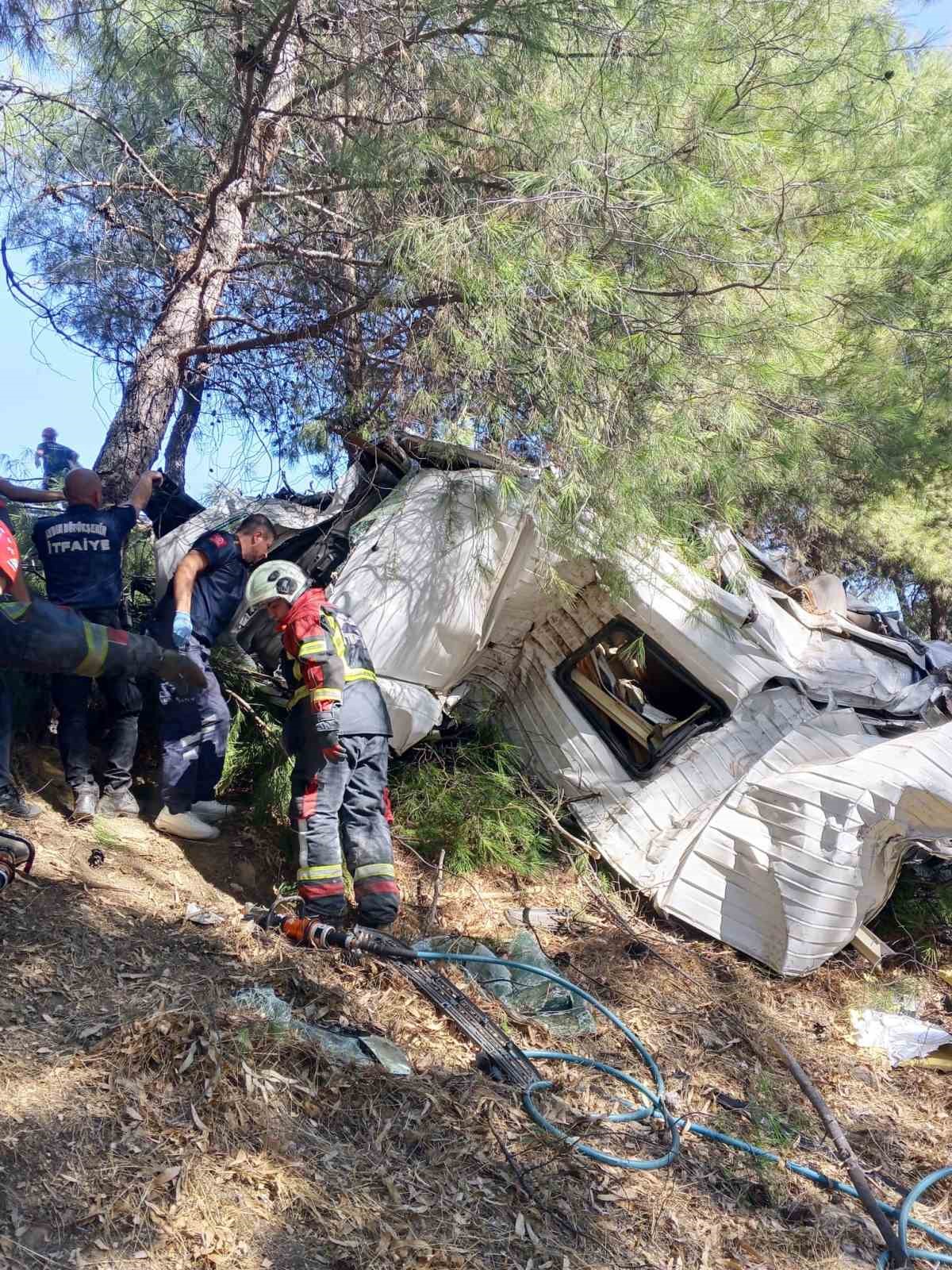 TURİSTLERİ TAŞIYAN OTOBÜS ŞARAMPOLE UÇTU: 1 ÖLÜ