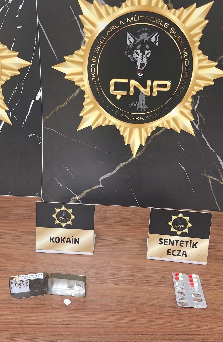 ÇANAKKALE'DE EMNİYET EKİPLERİNCE GERÇEKLEŞTİRİLEN HUZUR UYGULAMALARINDA ÇEŞİTLİ SUÇLARDAN ARANAN 8 ŞÜPHELİ ÇIKARILDIKLARI MAHKEMECE TUTUKLANDI.