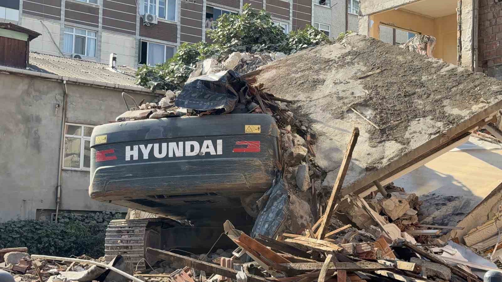 KÜÇÜKÇEKMECE'DE YIKIMI YAPILAN BİNA, İŞ MAKİNESİNİN ÜZERİNE DEVRİLDİ
