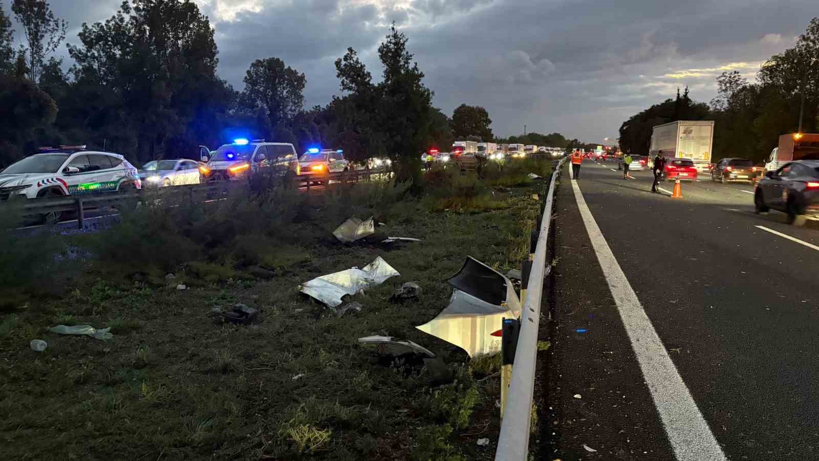 ANADOLU OTOYOLU SAKARYA GEÇİŞİNDE KONTROLDEN ÇIKAN OTOMOBİL DEVRİLDİ, ARAÇTA BULUNAN 5 KİŞİDEN 1'İ HAYATINI KAYBETTİ. 4 KİŞİ YARALANDI