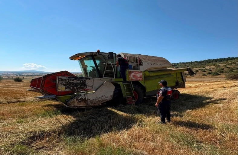 BOLU’DA JANDARMA EKİPLERİ, HASAT DÖNEMİNDE ARTAN YANGIN RİSKİNE KARŞI TARIM ALANLARINDA DENETİM YAPTI, ÇİFTÇİLERİ ALINMASI GEREKEN TEDBİRLER KONUSUNDA BİLGİLENDİRDİ.