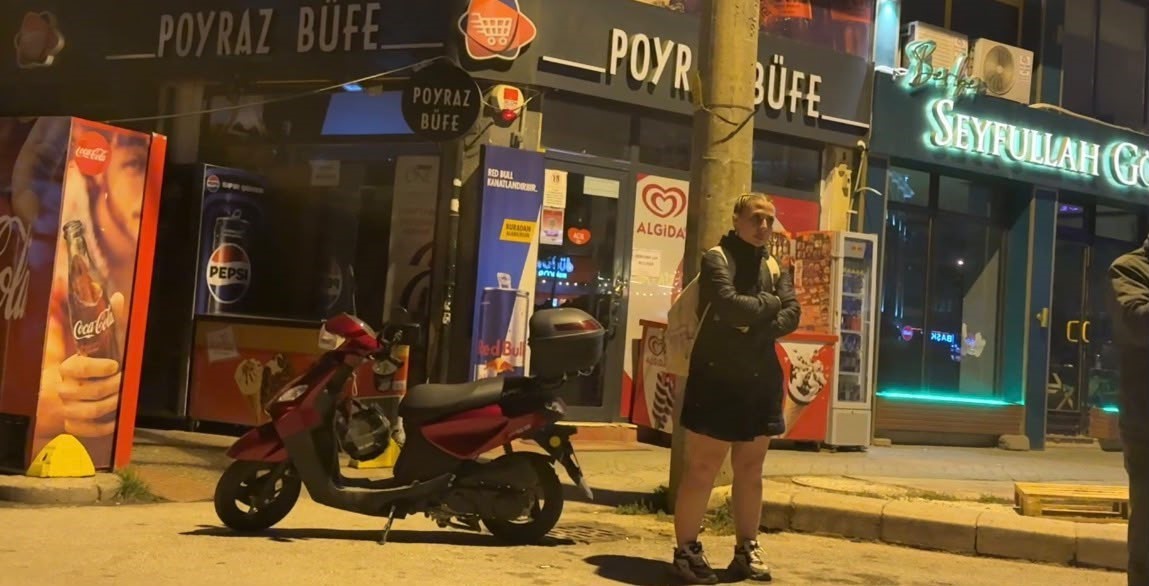 ESKİŞEHİR’İN TRAFİK EKİPLERİNCE DURDURULAN VE 1.71 PROMİL ALKOLLÜ OLDUĞU BELİRLENEN KADIN MOTOSİKLET SÜRÜCÜSÜNE 25 BİN TL PARA CEZASI UYGULANIRKEN, EHLİYETİNE 6 AY SÜREYLE EL KONULDU.
