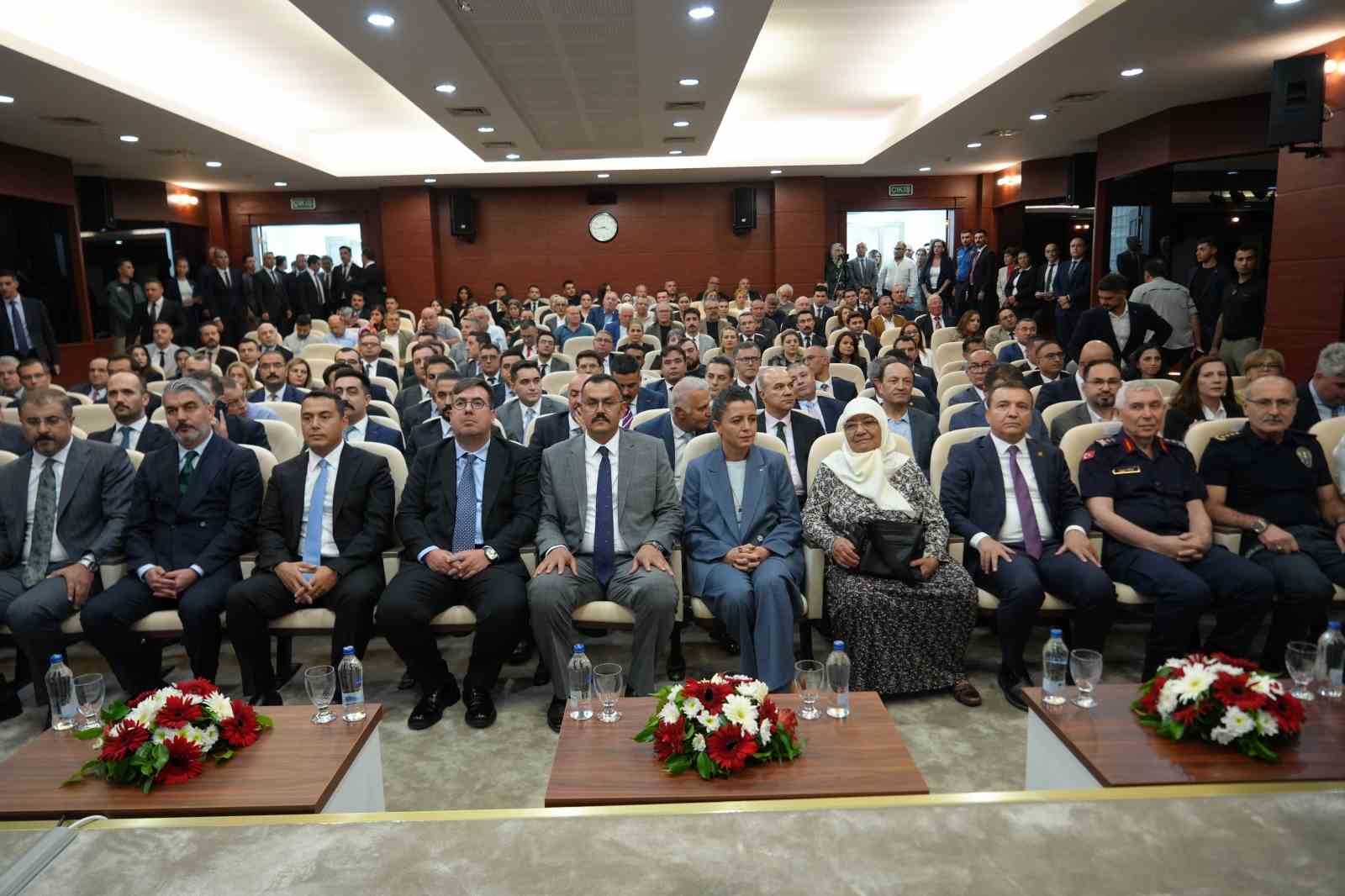 ANTALYA'DA TEDAVİ GÖRDÜĞÜ HASTANEDE HAYATINI KAYBEDEN CUMHURİYET SAVCISI GADEM TAŞ'IN ADININ VERİLDİĞİ KONFERANS SALONU, TÖRENLE HİZMETE AÇILDI.